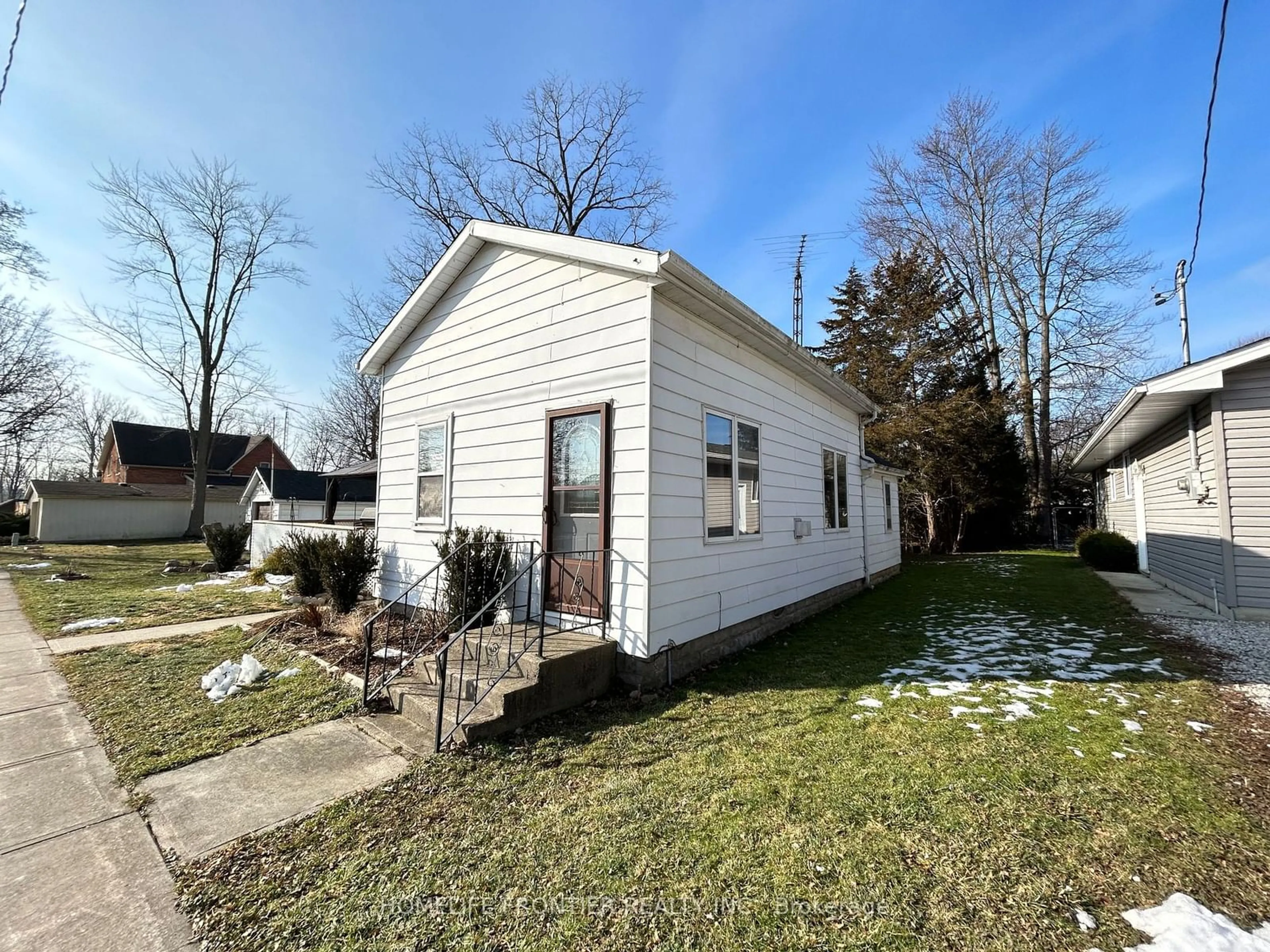 Frontside or backside of a home, cottage for 258 William St, Chatham-Kent Ontario N0P 1M0