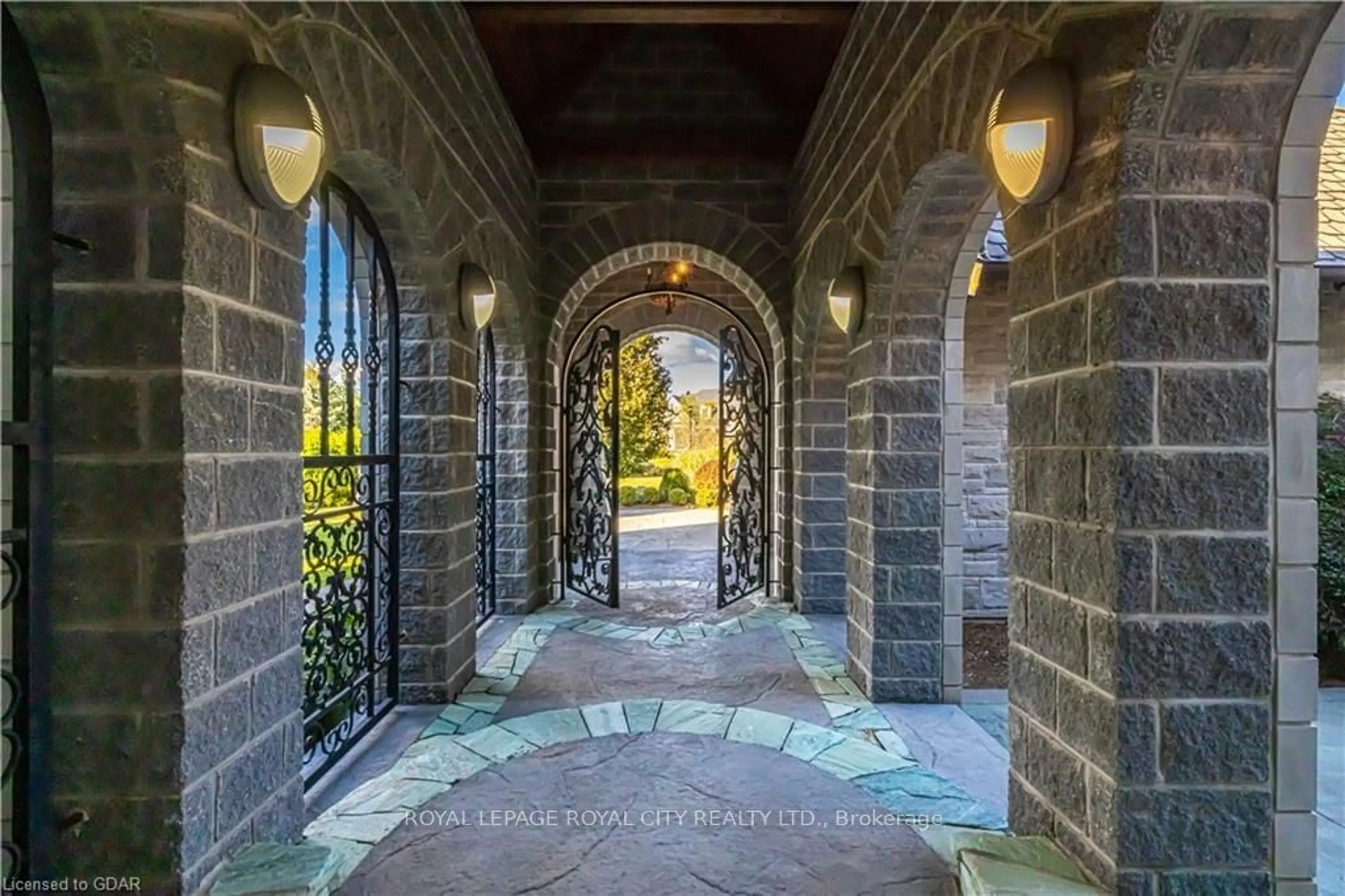 Indoor entryway, cement floor for 35 Daymond Dr, Puslinch Ontario N0B 2J0