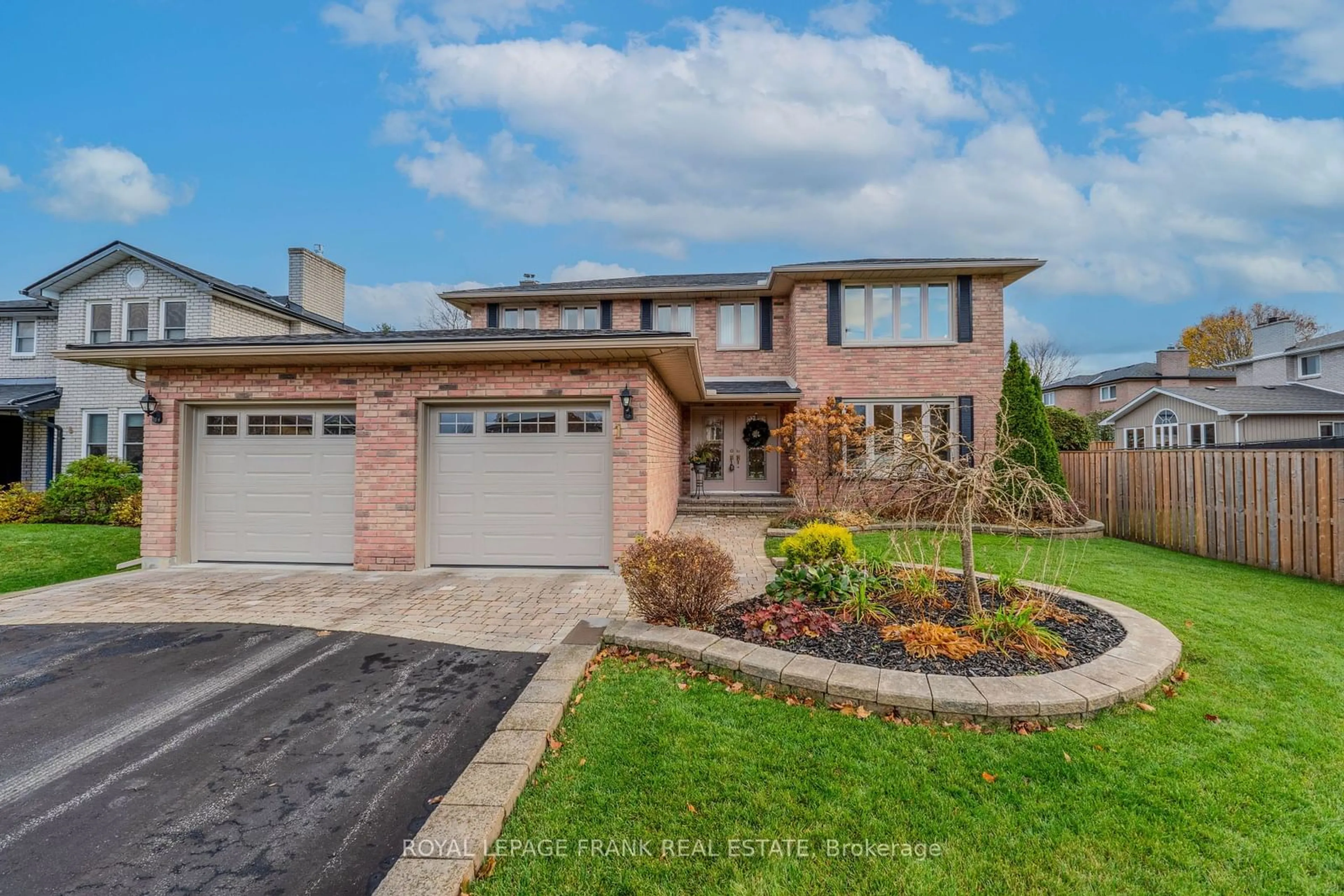 Frontside or backside of a home, the street view for 1 Dunsford Crt, Kawartha Lakes Ontario K9V 5T3