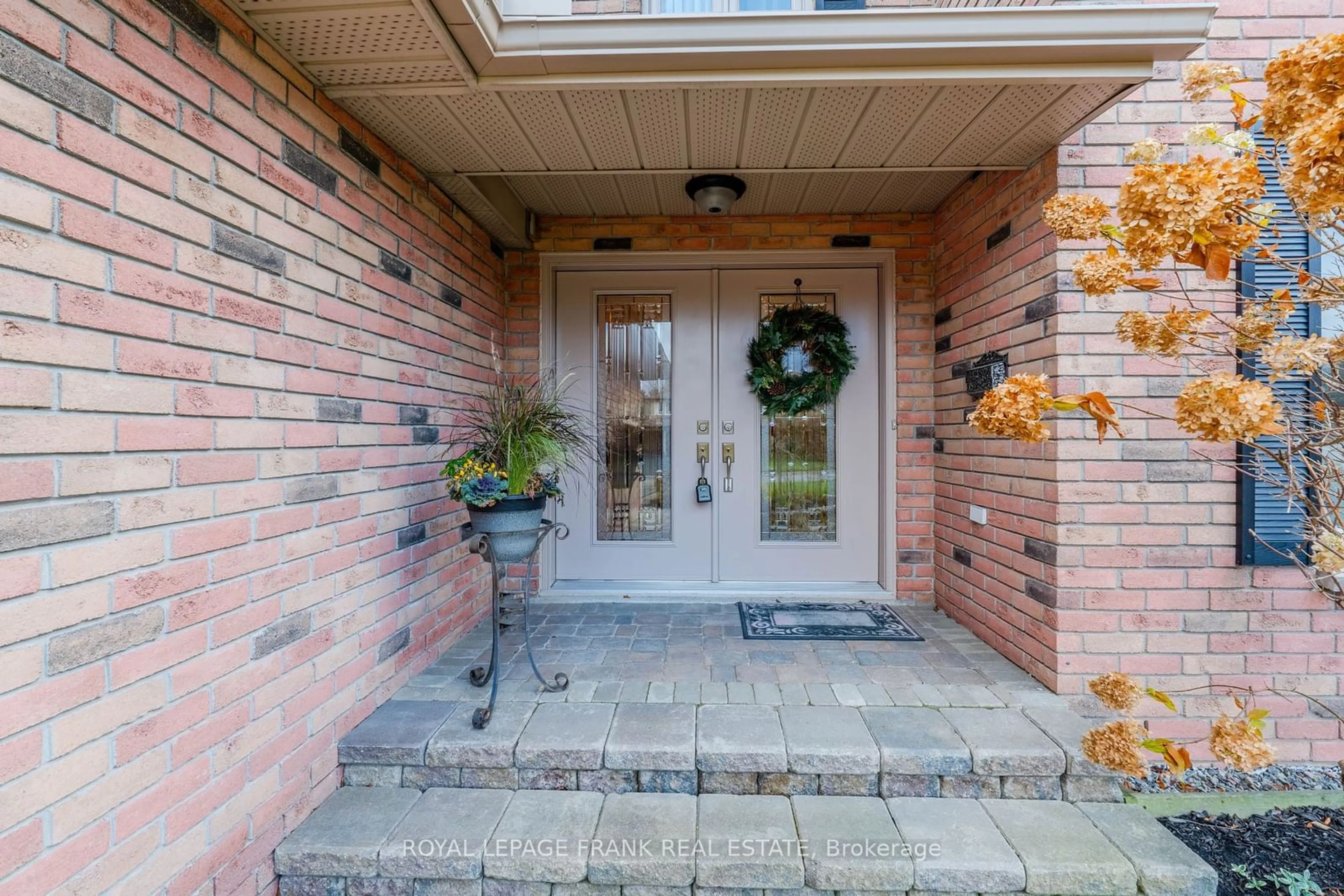 Indoor entryway, wood floors for 1 Dunsford Crt, Kawartha Lakes Ontario K9V 5T3