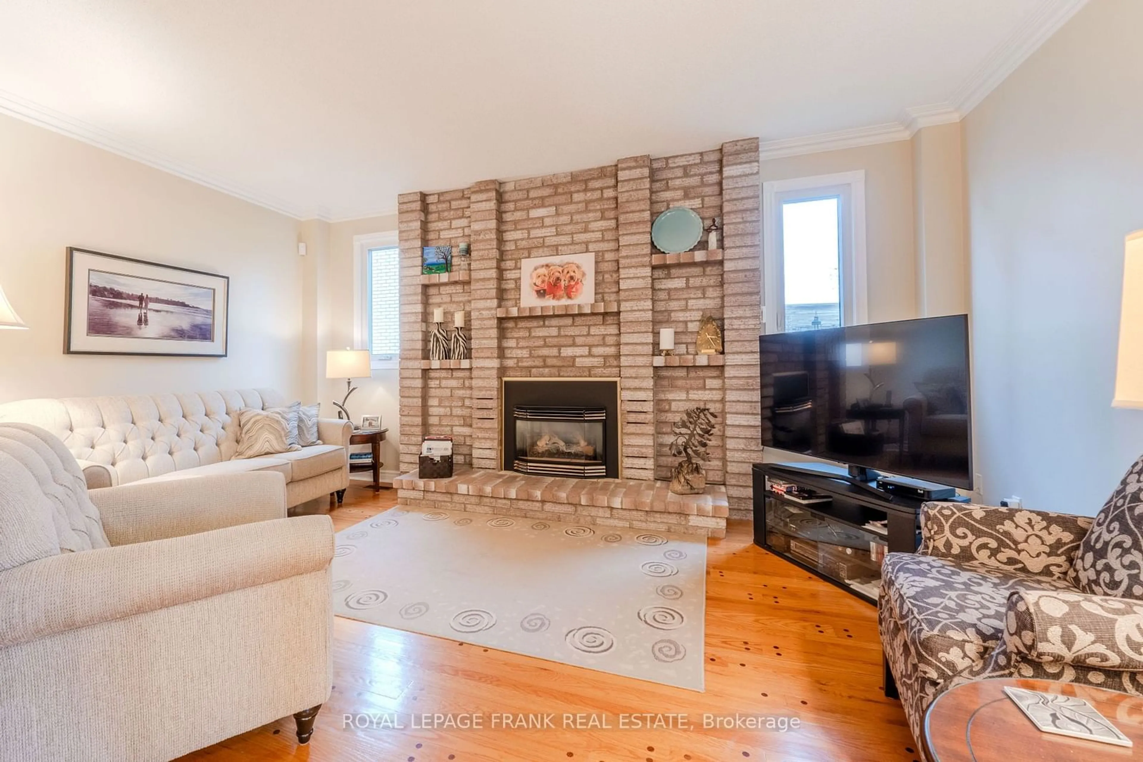 Living room, wood floors for 1 Dunsford Crt, Kawartha Lakes Ontario K9V 5T3