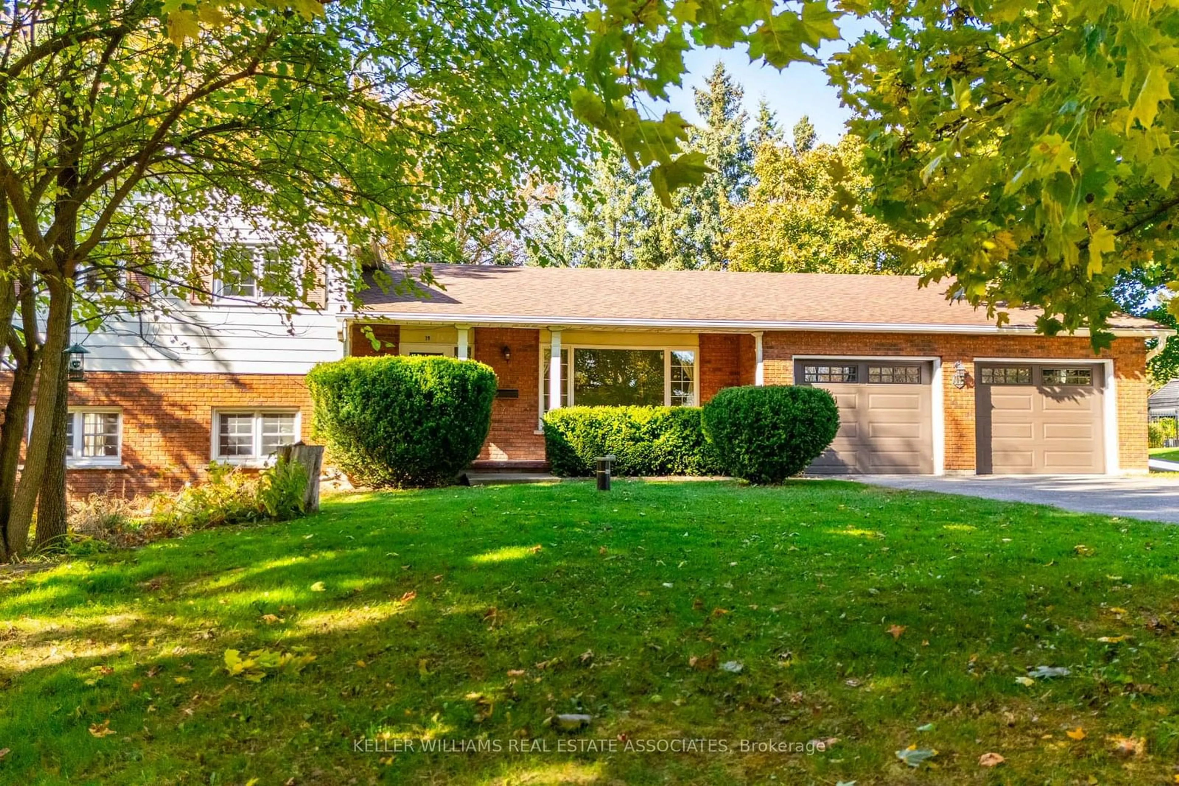 Frontside or backside of a home, the street view for 19 8th Concession Rd, Hamilton Ontario L8B 0Z7