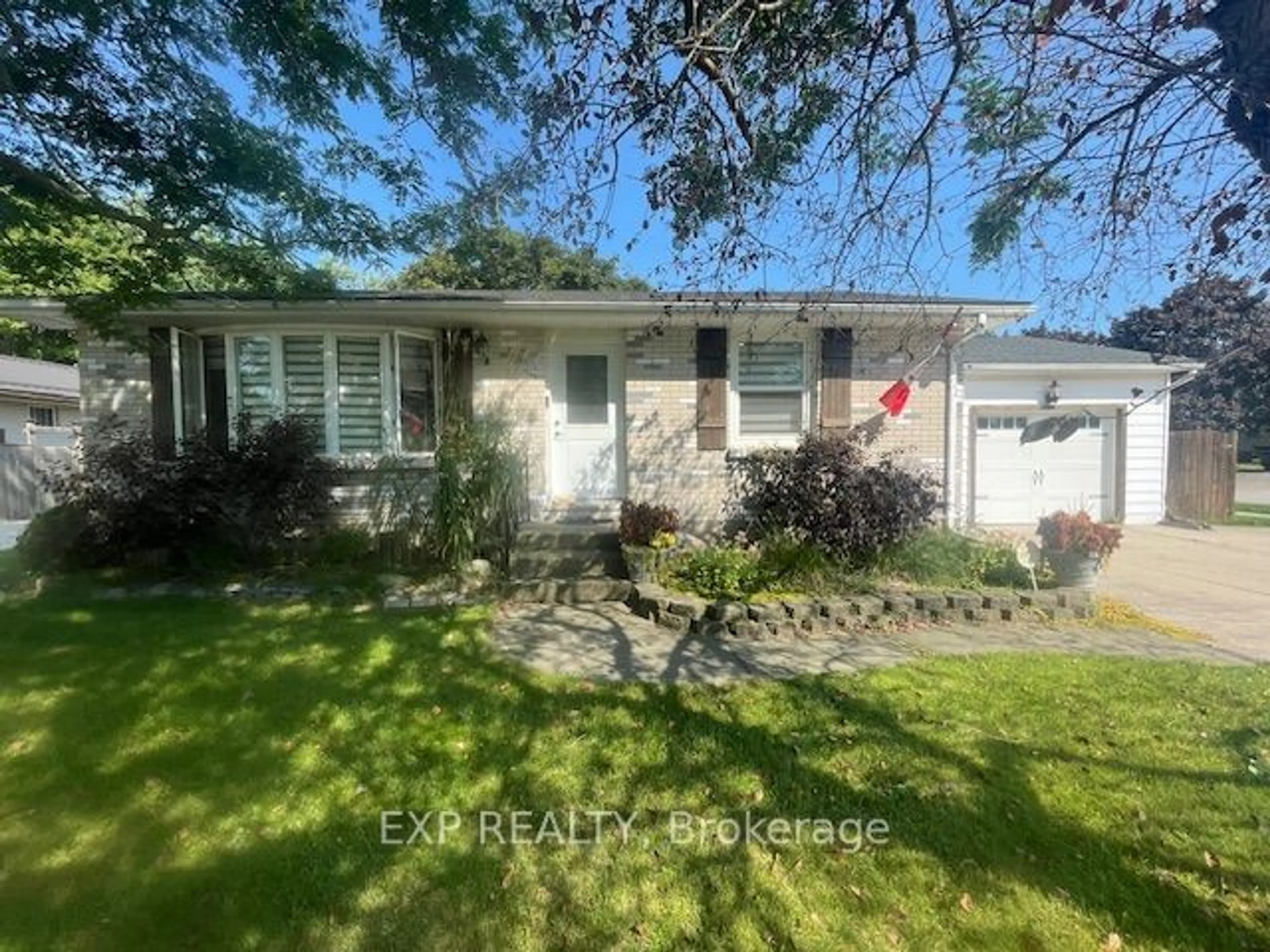 Frontside or backside of a home, cottage for 100 Harold Crt, Lucan Biddulph Ontario N0M 2J0