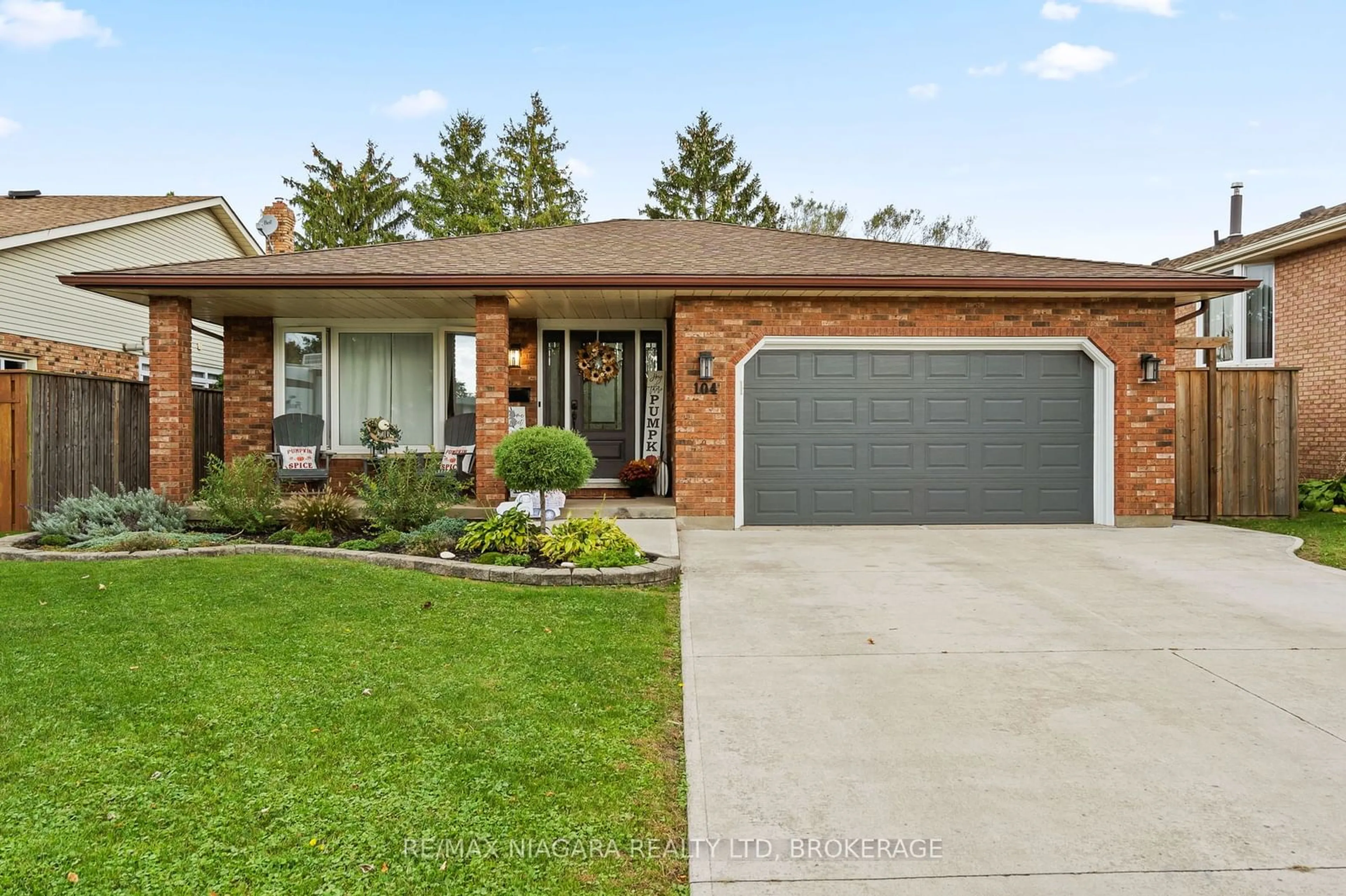 Home with brick exterior material for 104 Whiteoak Cres, Welland Ontario L3C 6E6