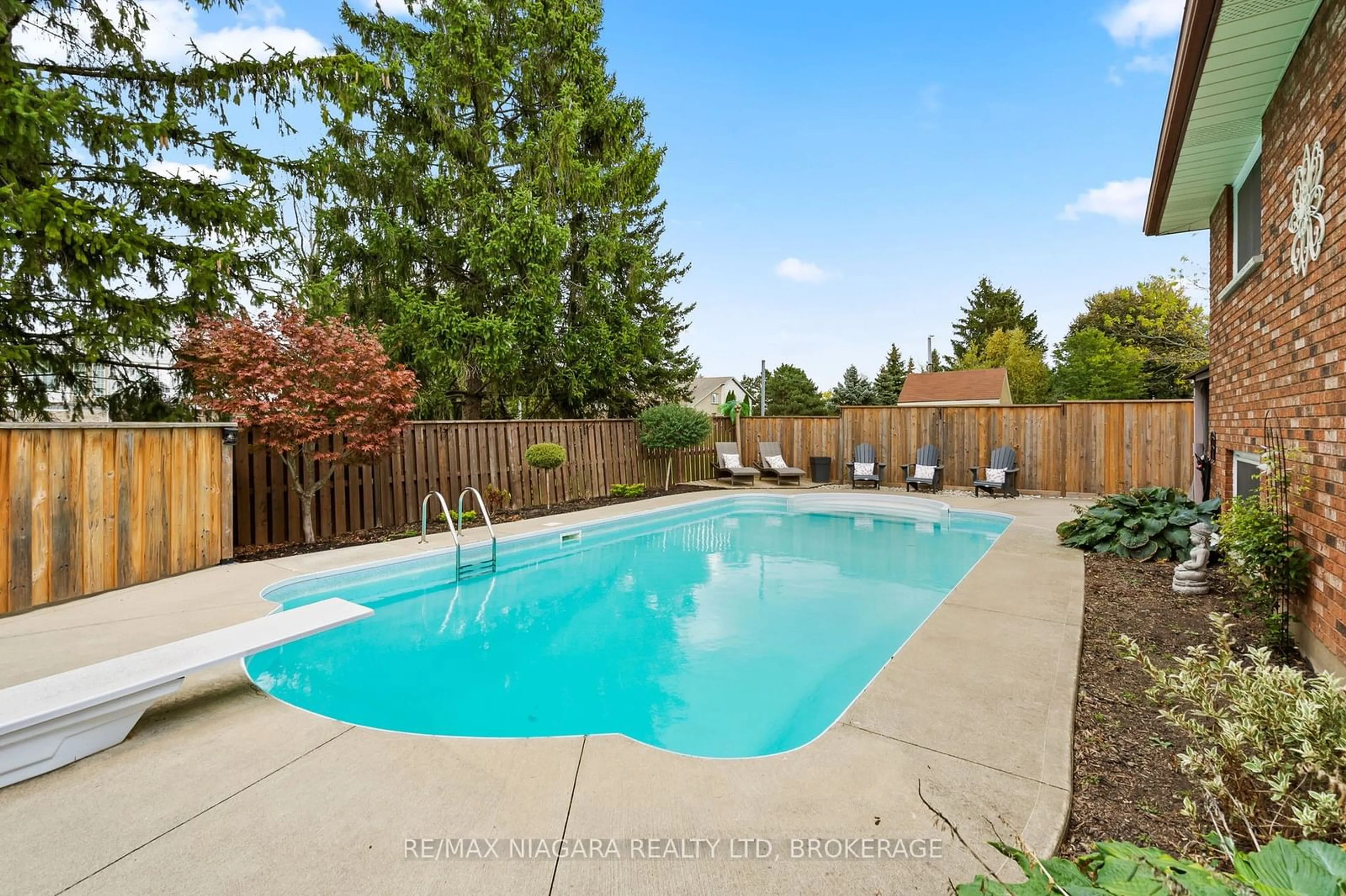 Indoor or outdoor pool for 104 Whiteoak Cres, Welland Ontario L3C 6E6