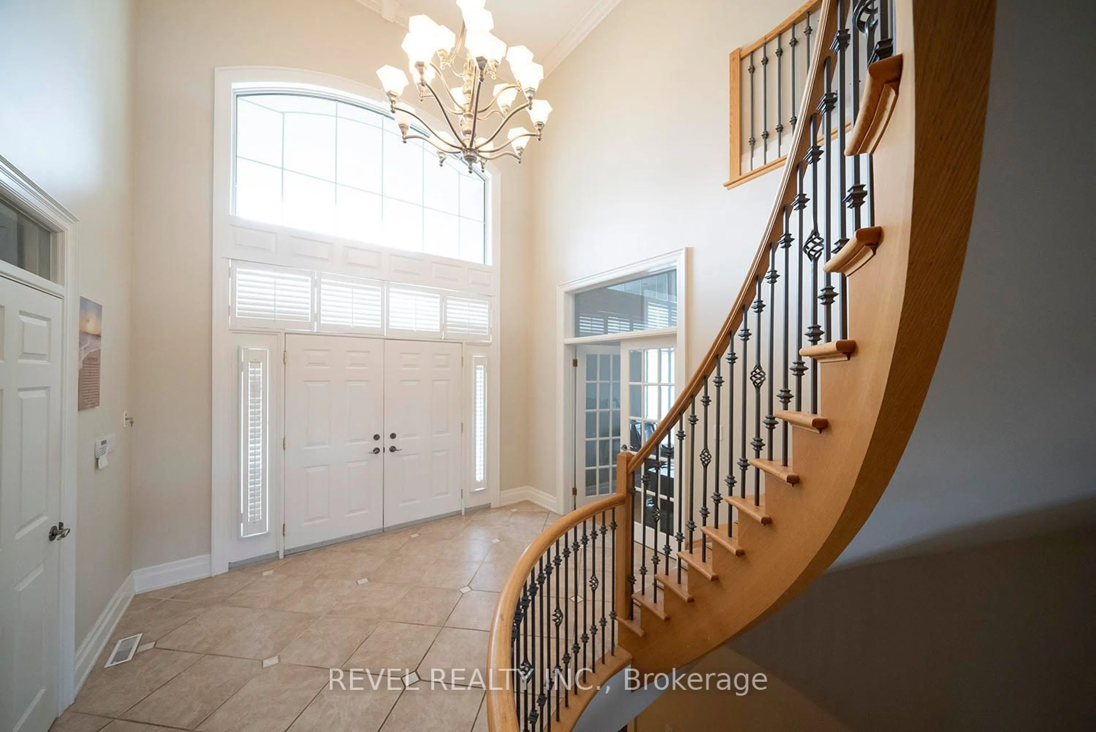 Indoor foyer, wood floors for 1895 Concession 4 Rd, Niagara-on-the-Lake Ontario L0S 1J0