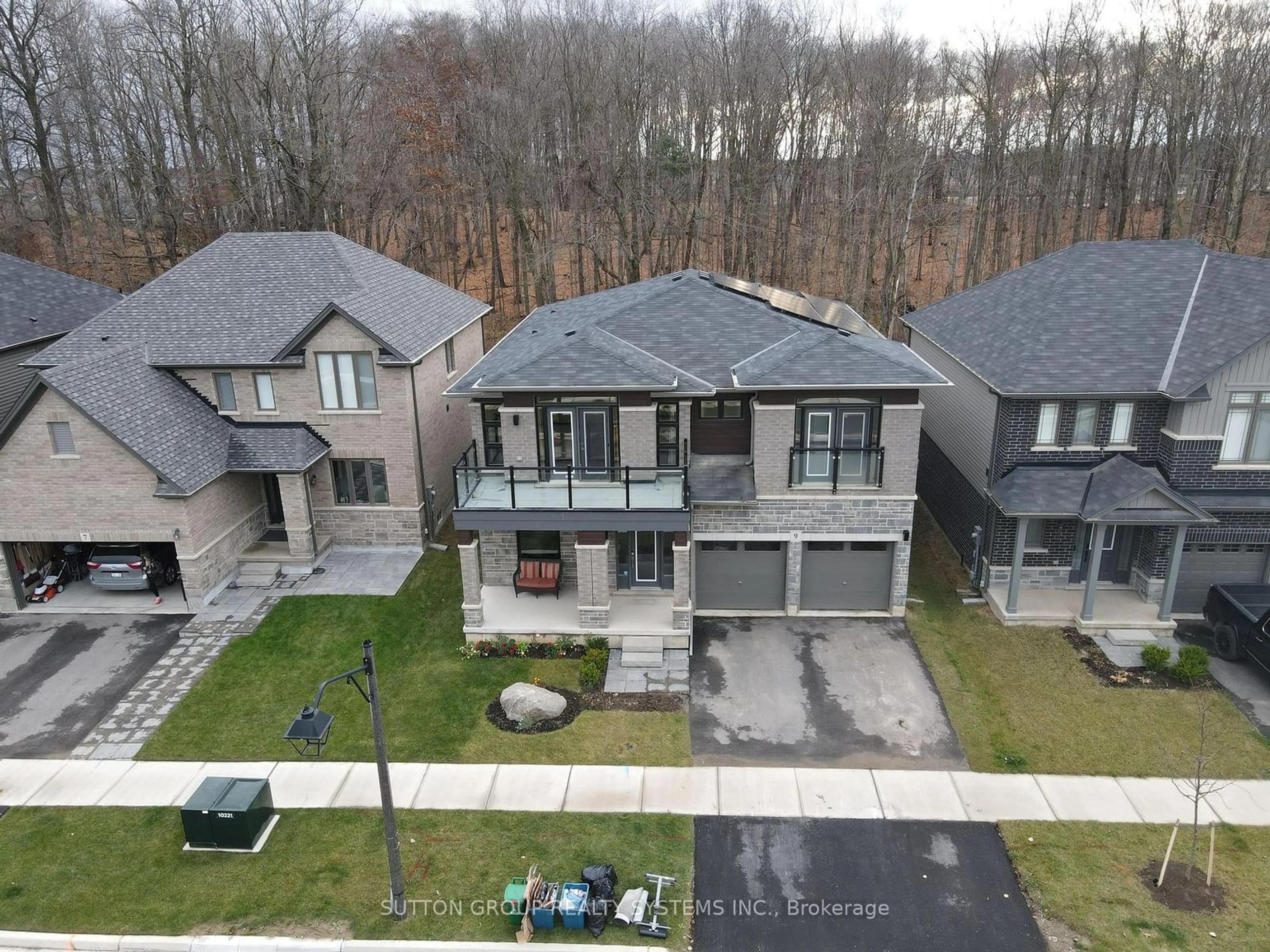 Frontside or backside of a home, the street view for 9 Whitton Dr, Brantford Ontario N3T 0T6