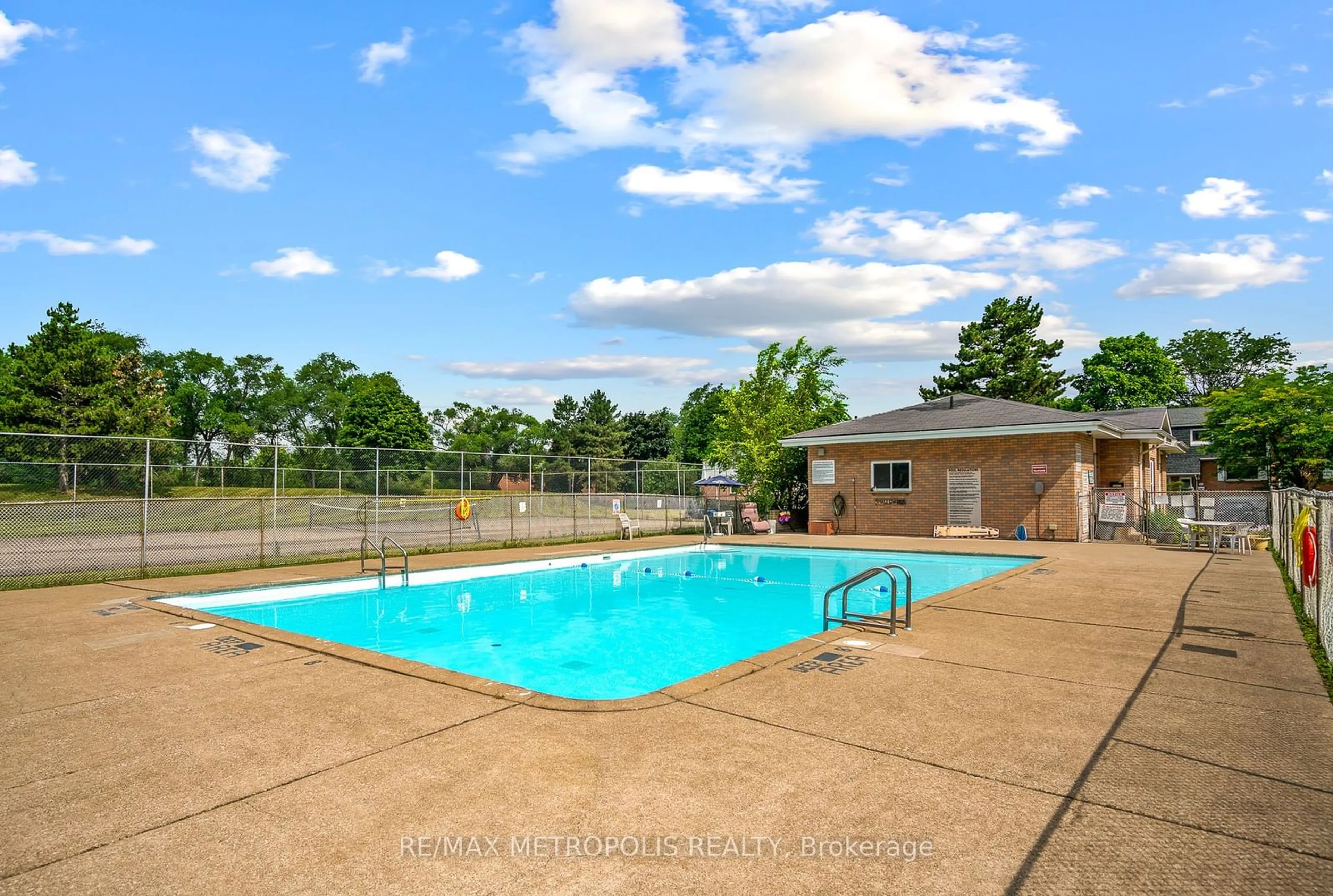 Indoor or outdoor pool for 195 Denistoun St #178, Welland Ontario L3C 6P1