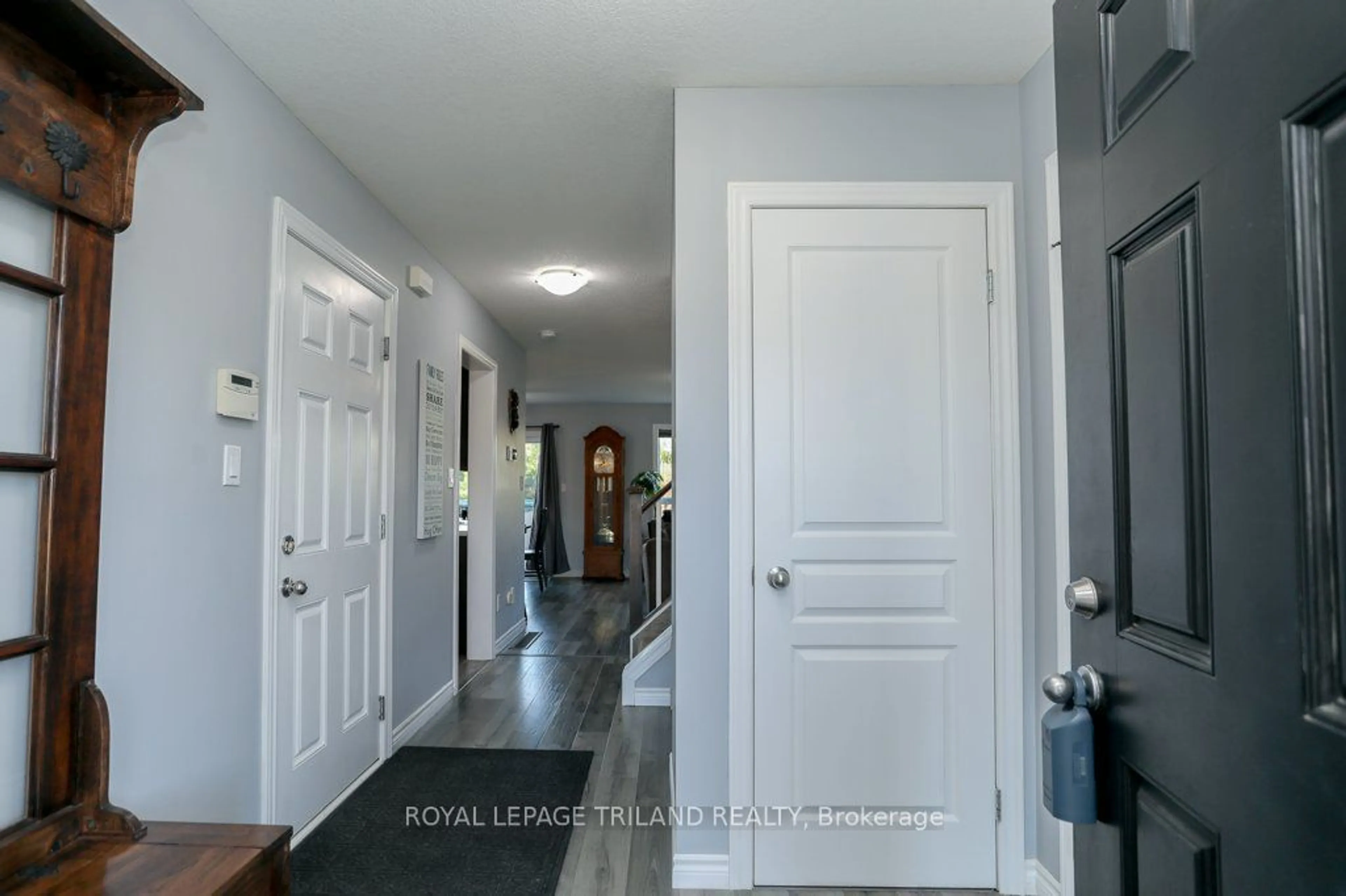 Indoor entryway, wood floors for 68 Peach Tree Blvd, St. Thomas Ontario N5R 0C1