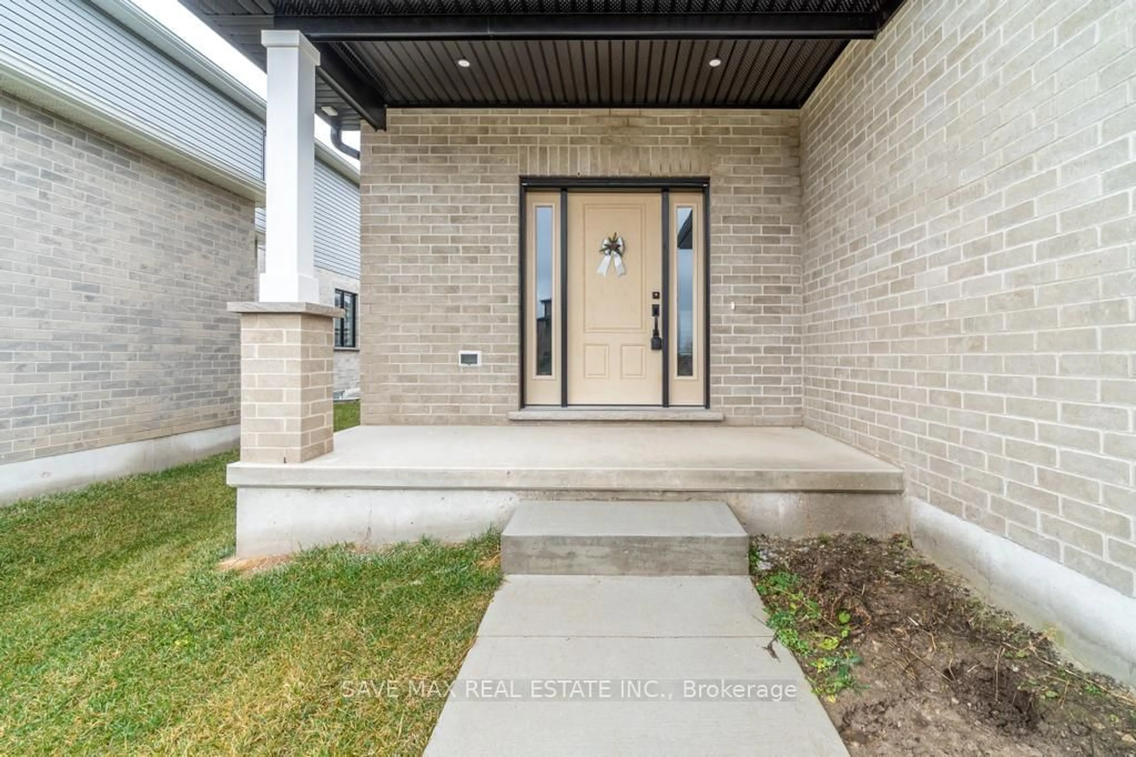 Indoor entryway, cement floor for 6 TRIEBNER St, South Huron Ontario N0M 1S2