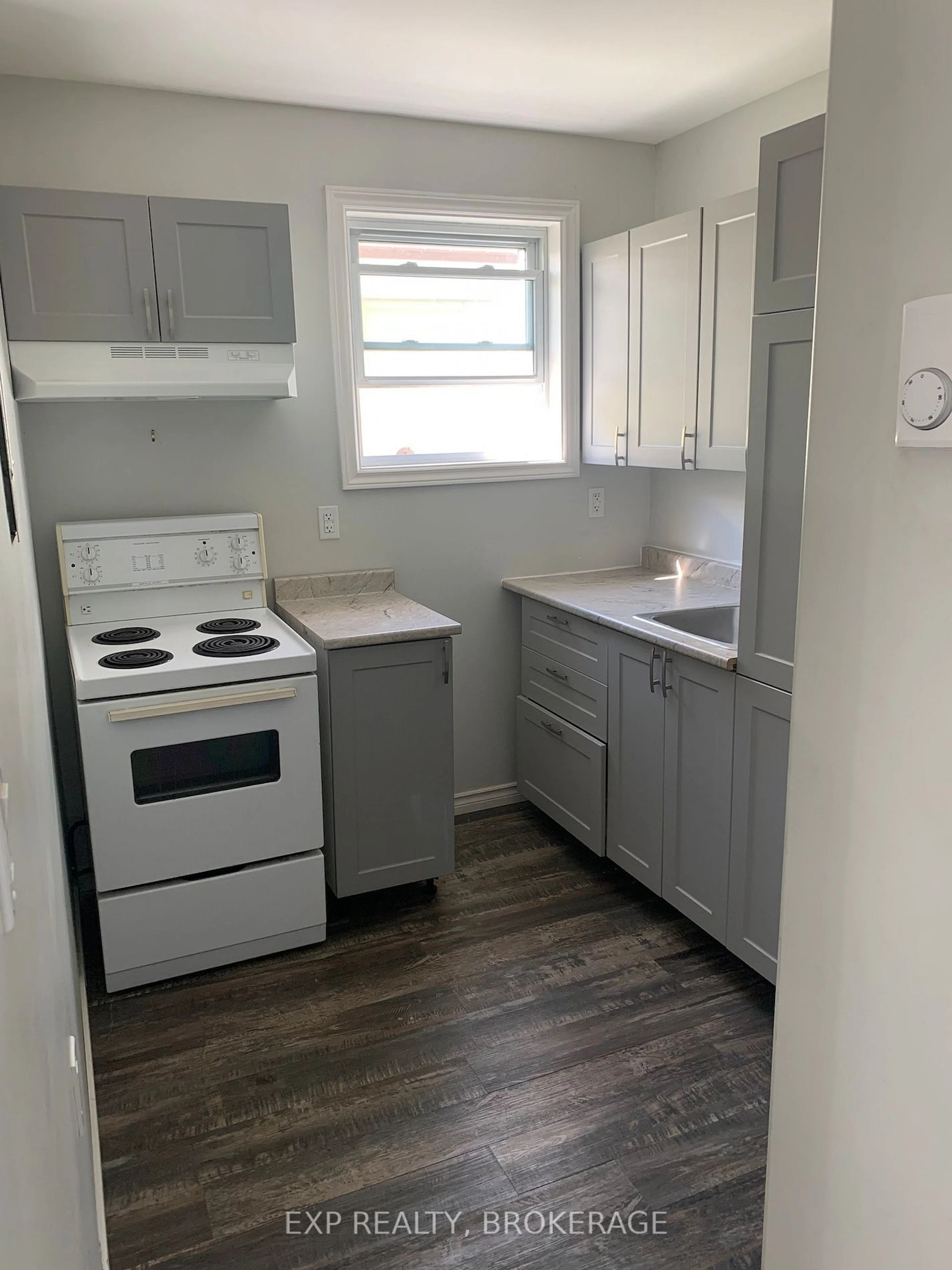 Standard kitchen, unknown floor, cottage for 624-626 DIVISION St, Kingston Ontario K7K 4B6