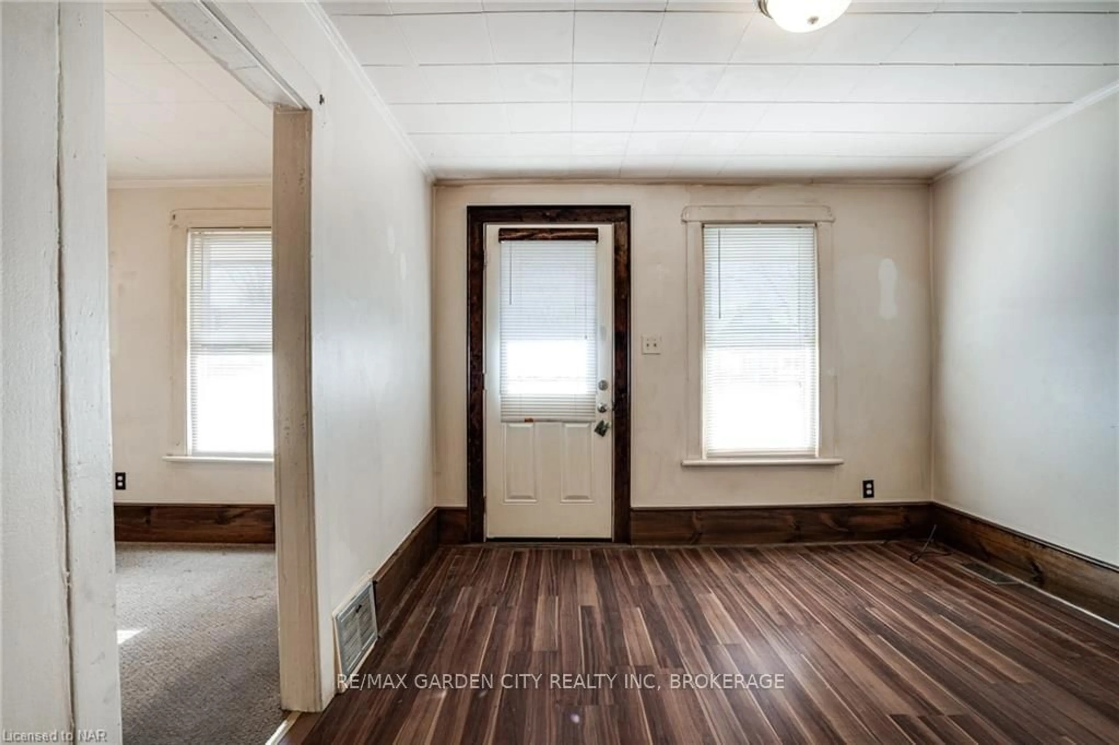 Indoor entryway, wood floors for 175 Mcanulty Blvd, Hamilton Ontario L8H 3H8