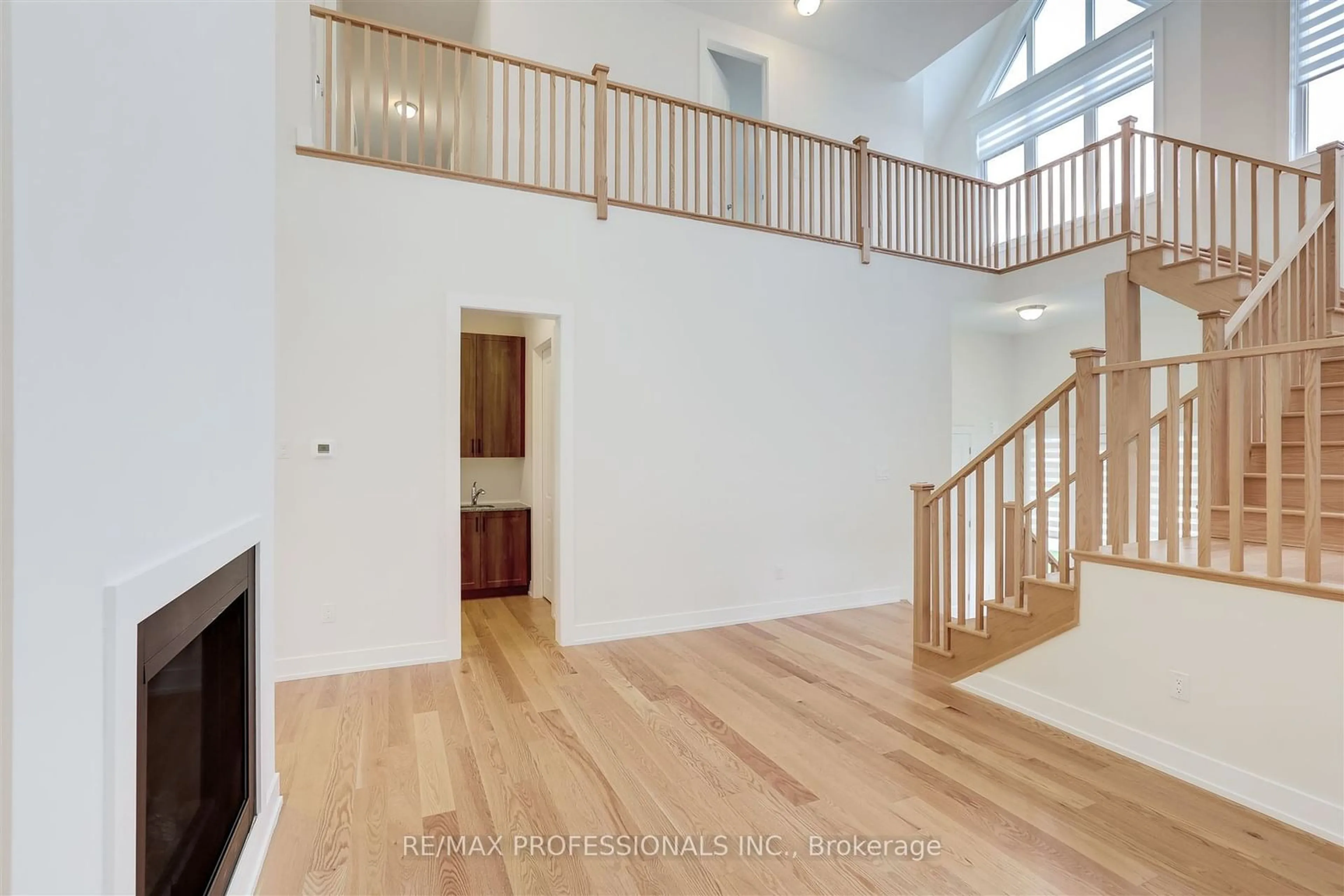 Indoor foyer, wood floors for 118 Dorothy Dr, Blue Mountains Ontario N0H 1J0