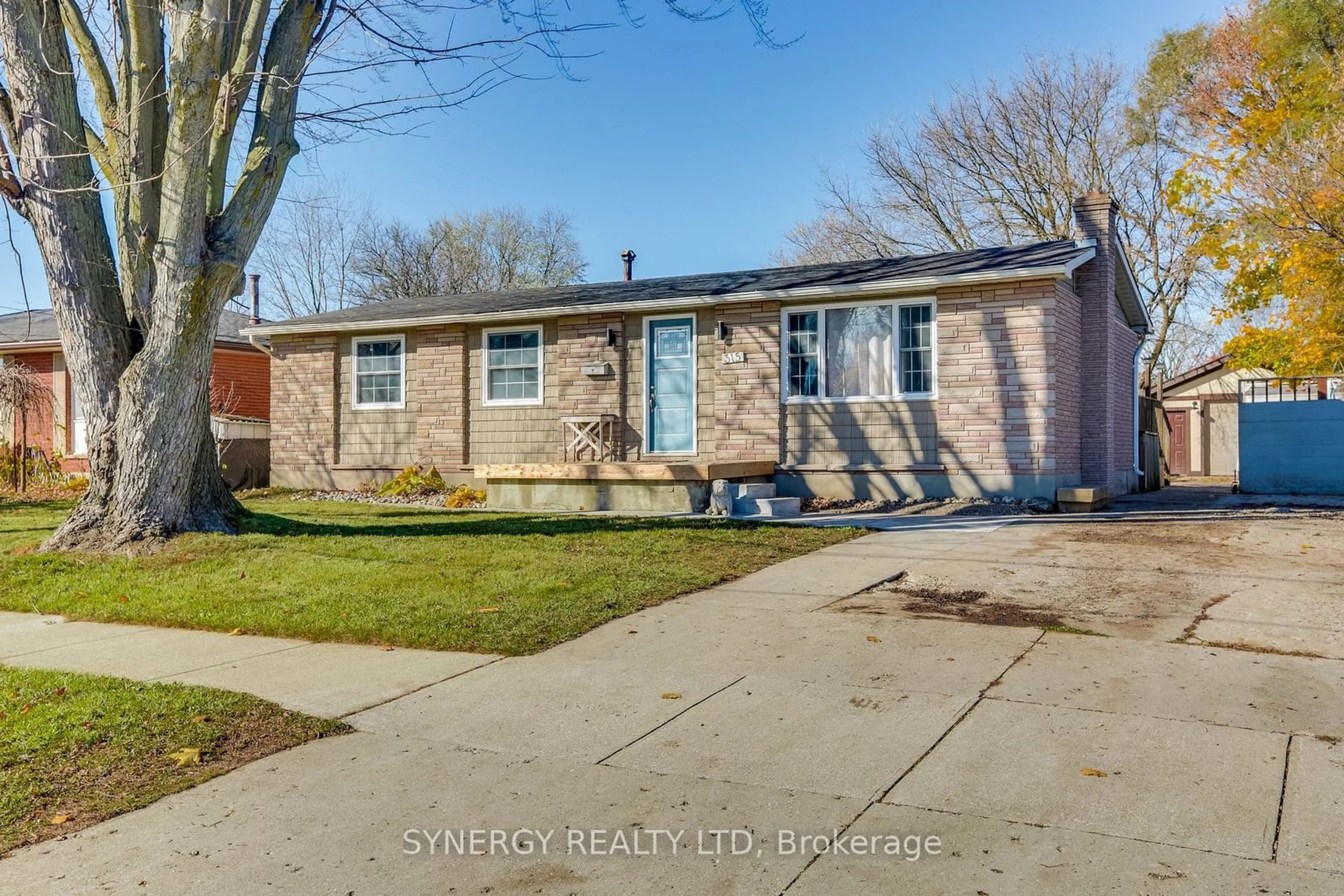 Frontside or backside of a home, the street view for 315 Burns St, Strathroy-Caradoc Ontario N7G 1G3