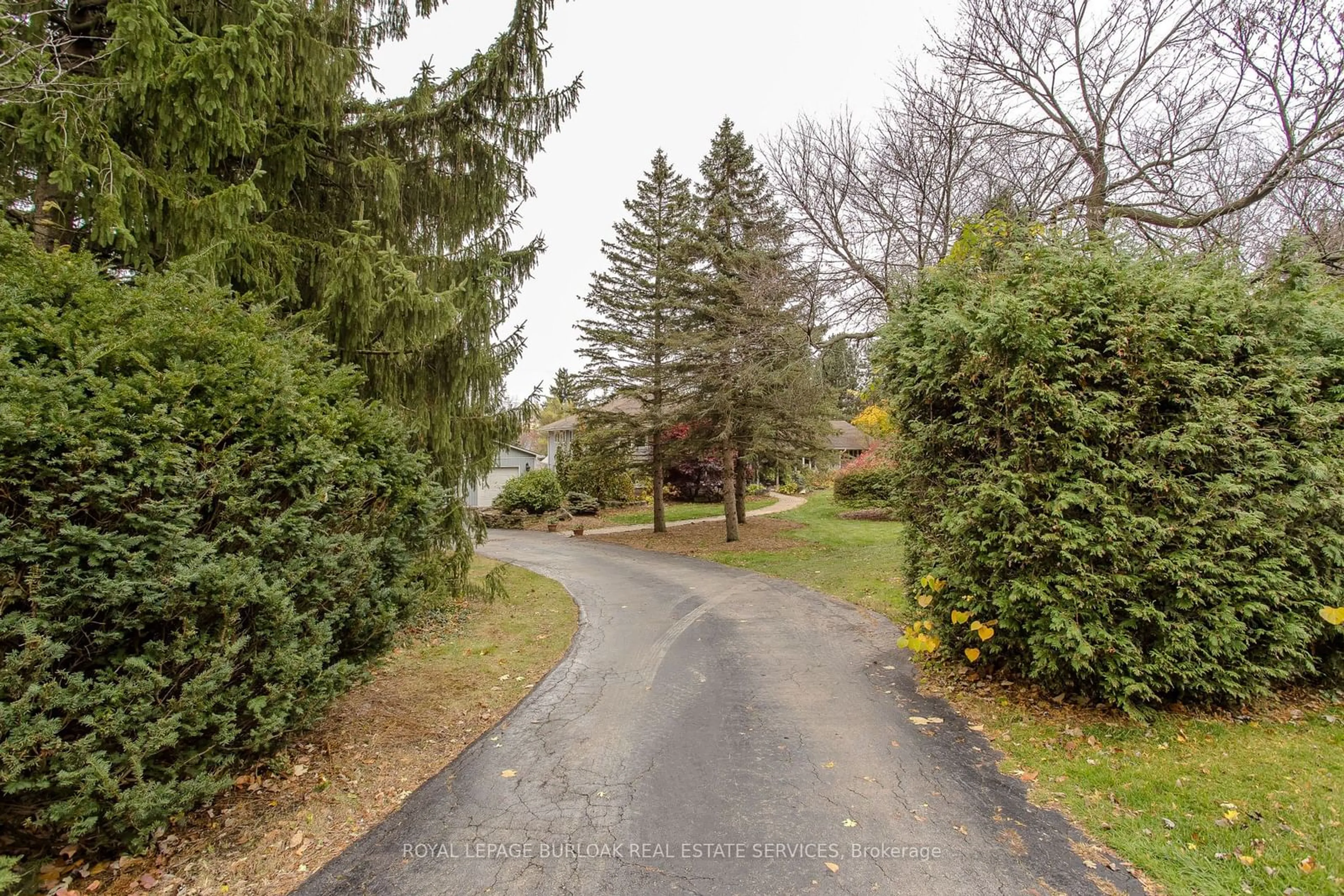 A pic from exterior of the house or condo, the street view for 112 Hillcrest Ave, Hamilton Ontario L9H 4X3