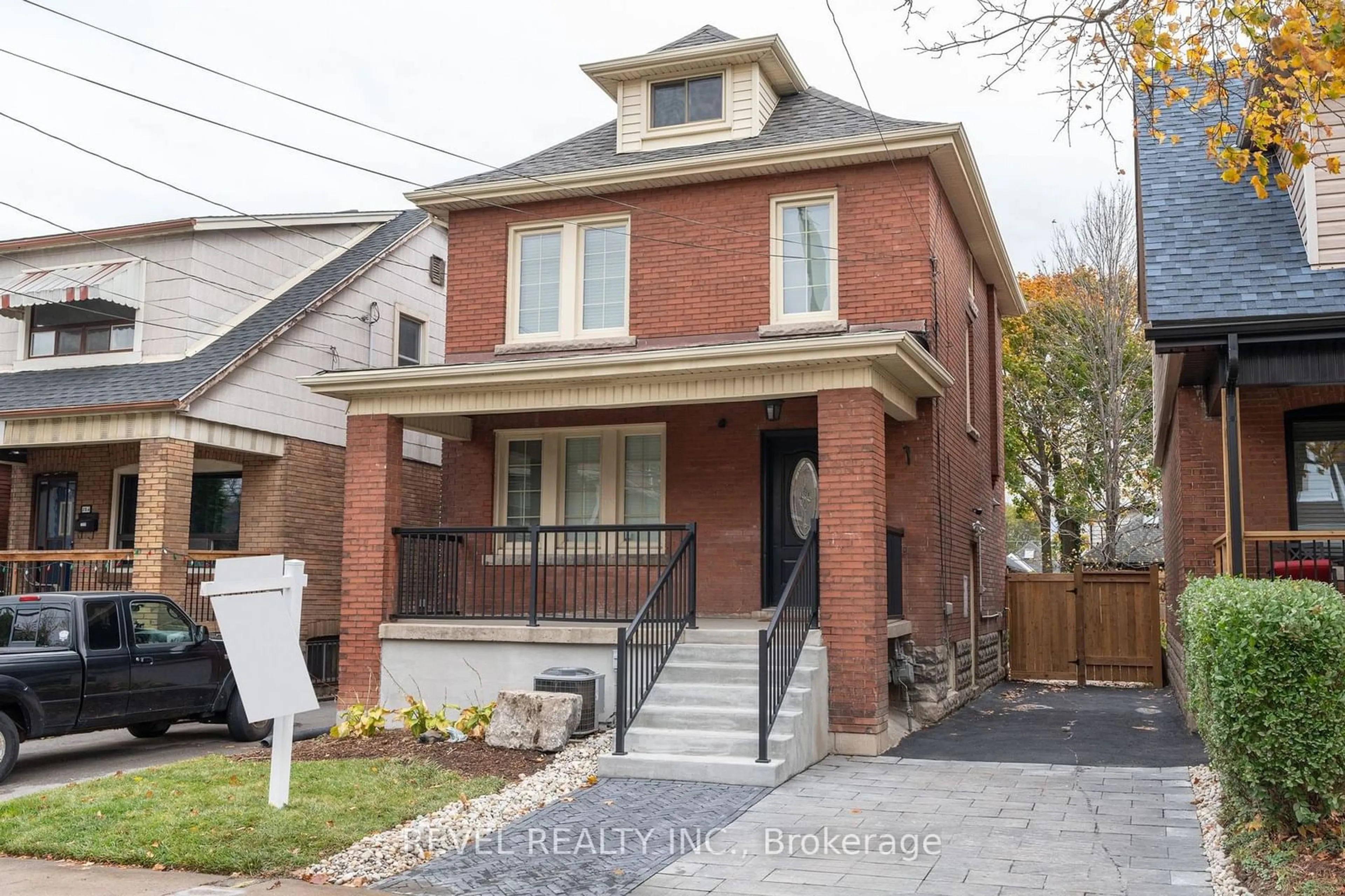 Home with brick exterior material for 262 Homewood Ave, Hamilton Ontario L8P 2M8