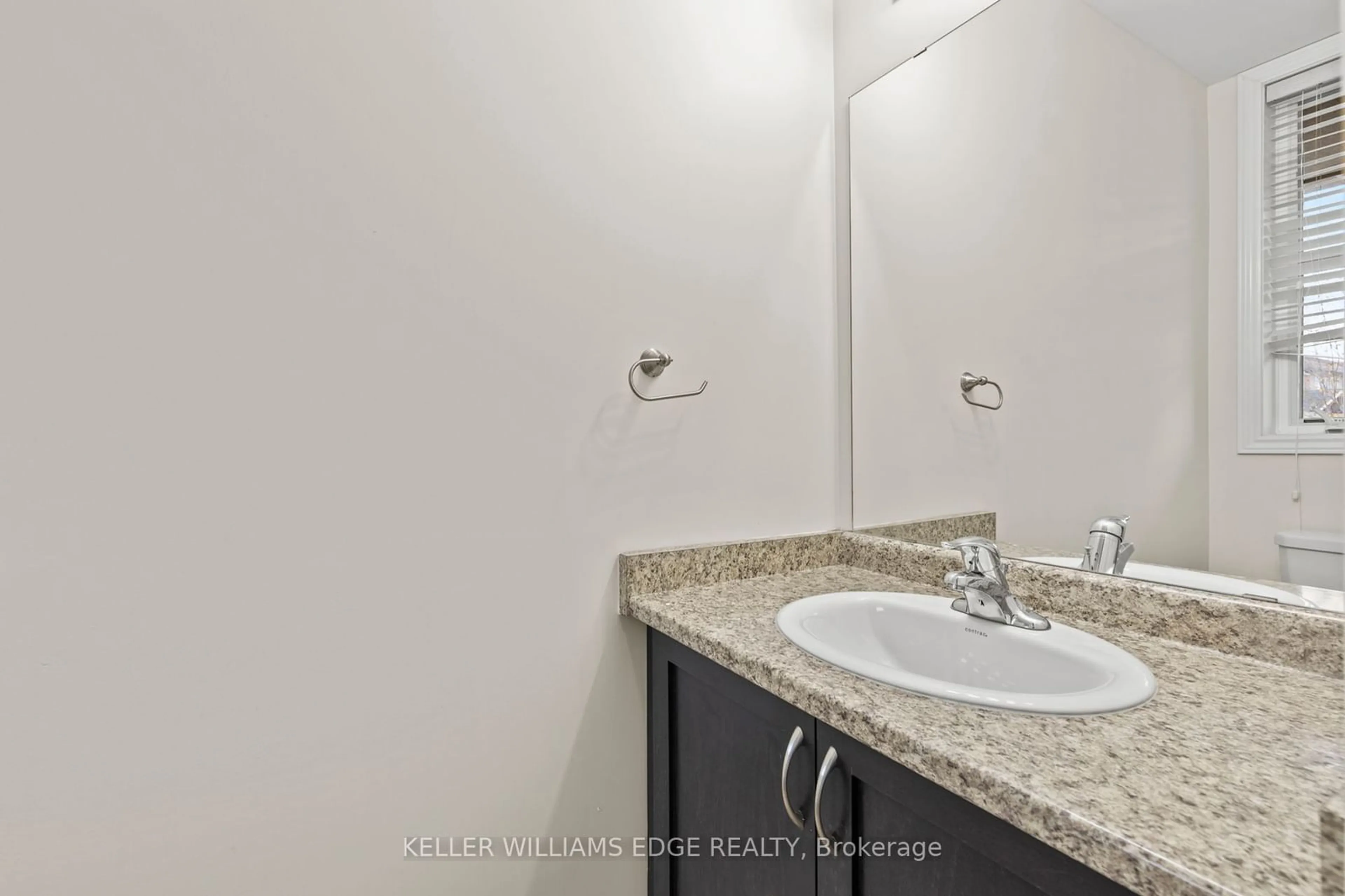 Standard bathroom for 74 Vinton Rd, Hamilton Ontario L9K 0G6