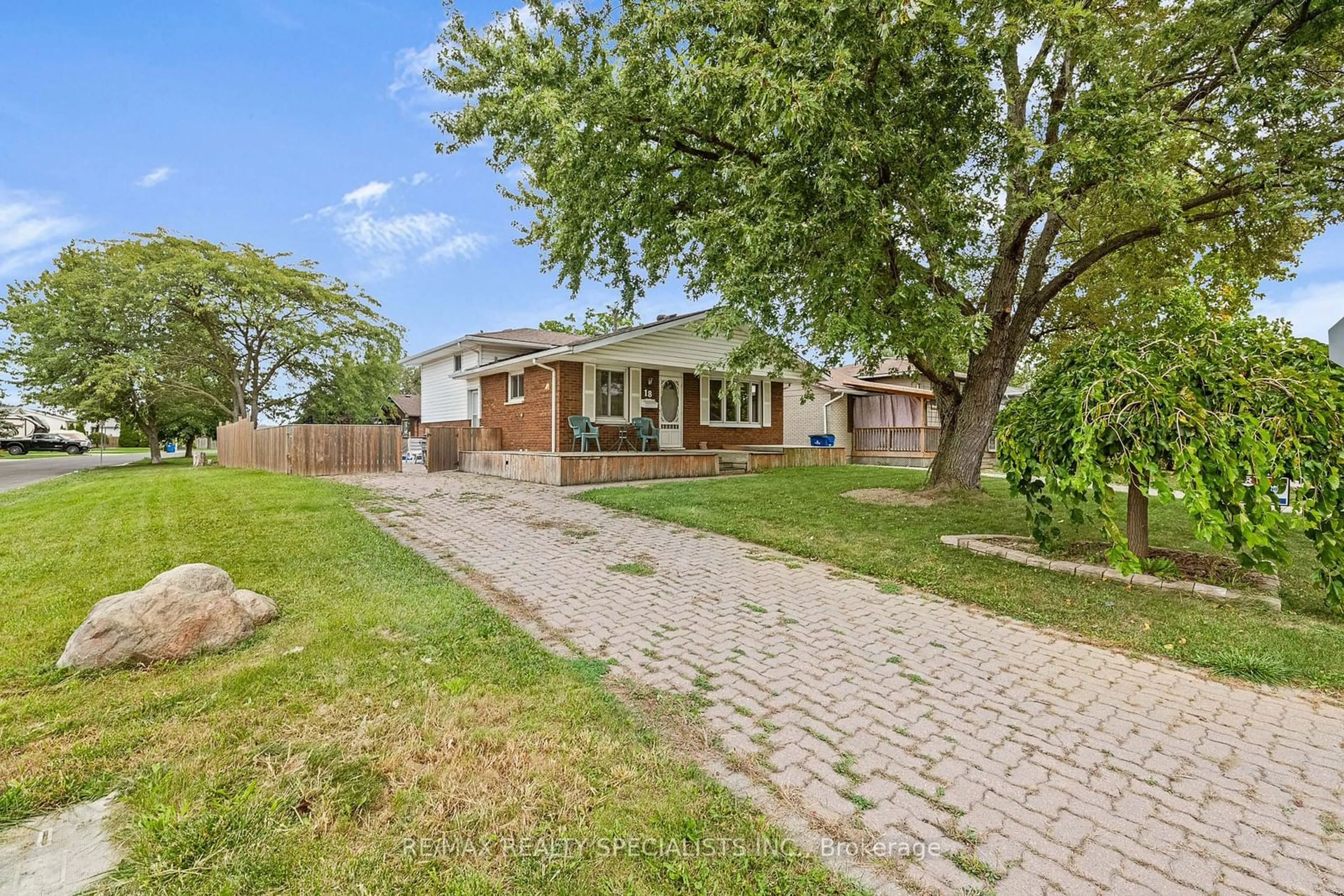 Frontside or backside of a home, the street view for 18 Pearl St, Chatham-Kent Ontario N0P 2L0