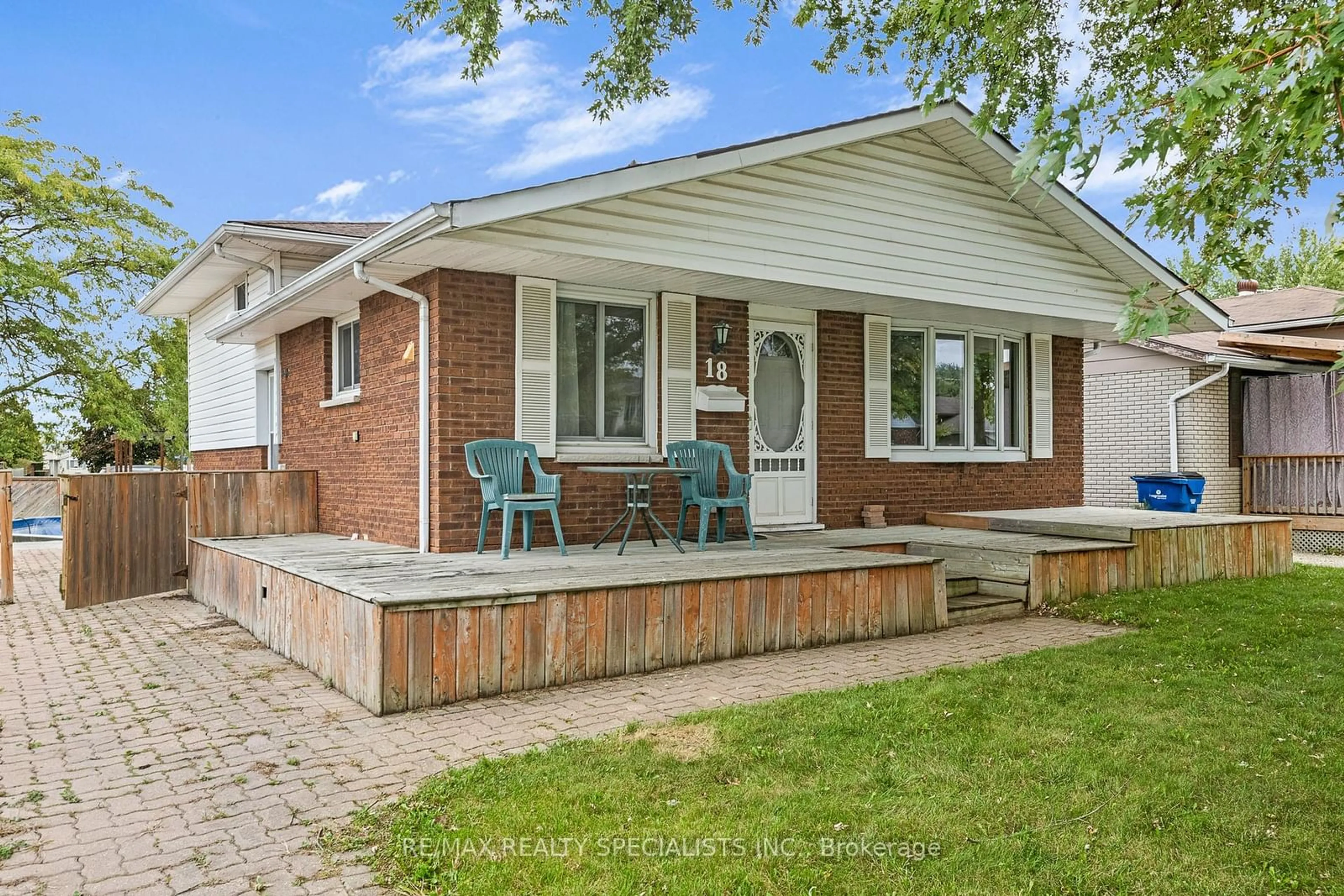 Home with brick exterior material for 18 Pearl St, Chatham-Kent Ontario N0P 2L0