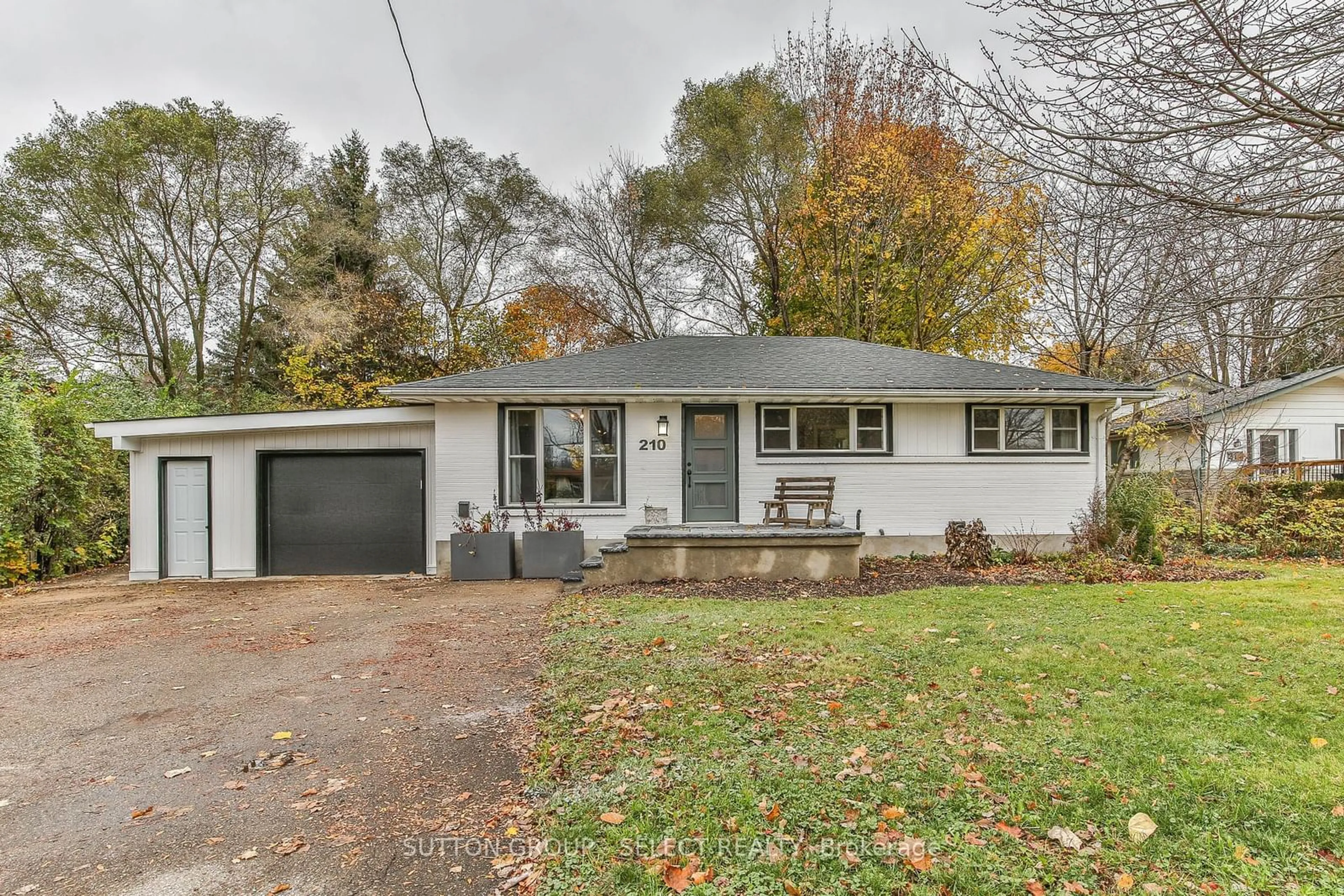 Frontside or backside of a home, cottage for 210 Ridgewood Cres, London Ontario N6J 3G6