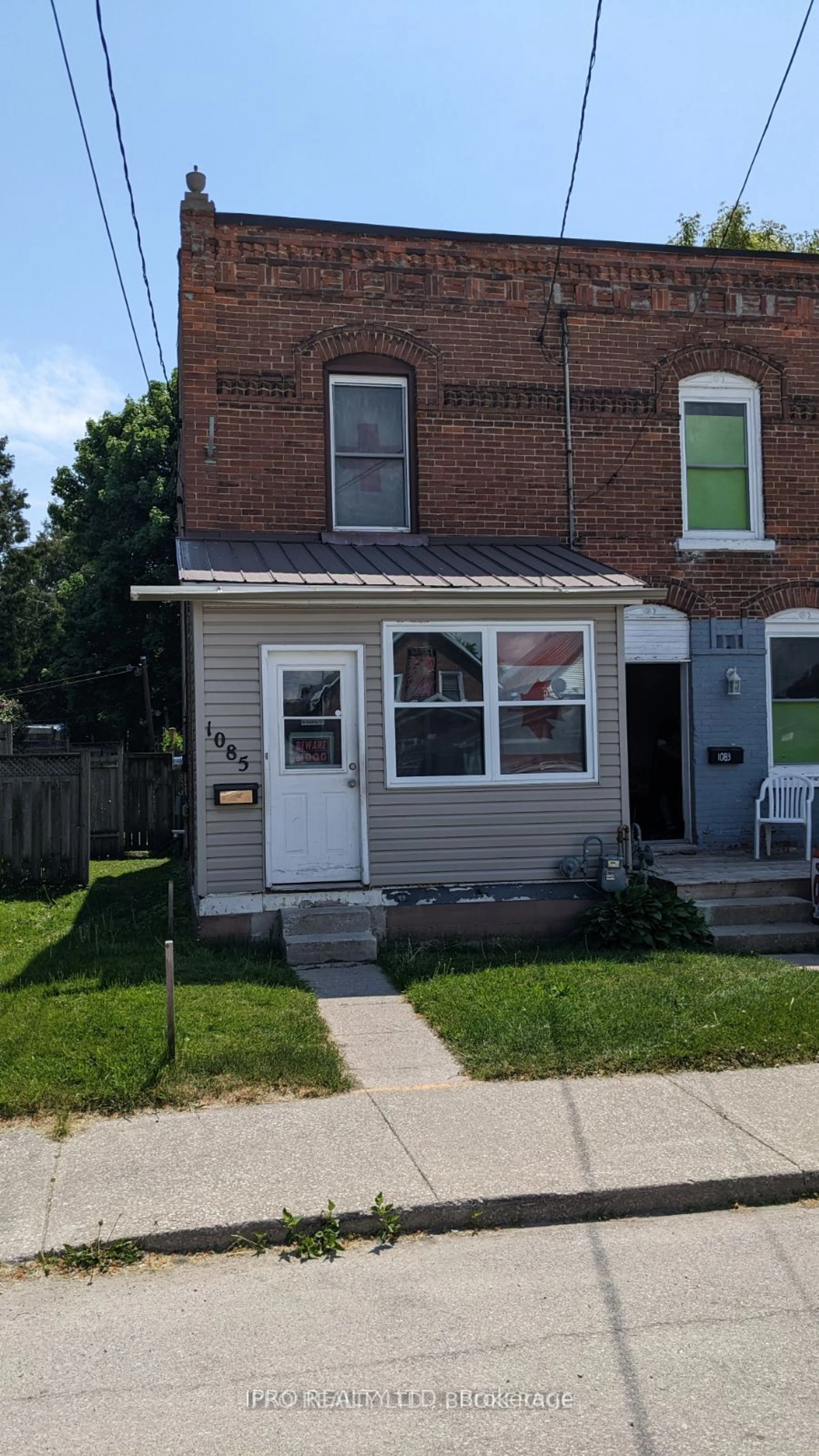 A pic from exterior of the house or condo, the street view for 1085 3rd A Ave, Owen Sound Ontario N4K 2L1