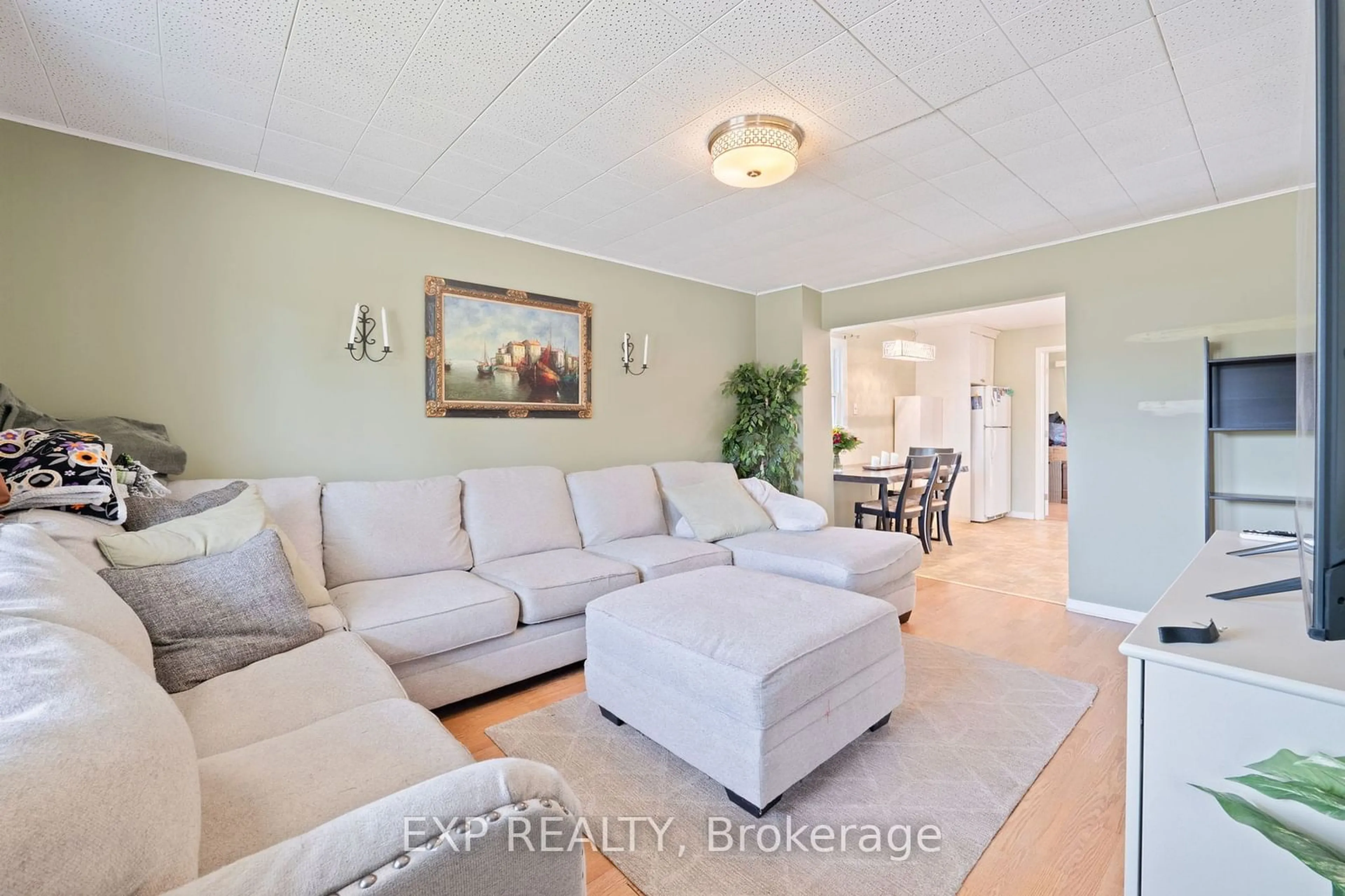 Living room, wood floors for 325 Simpson Ave, Welland Ontario L3B 4Y7