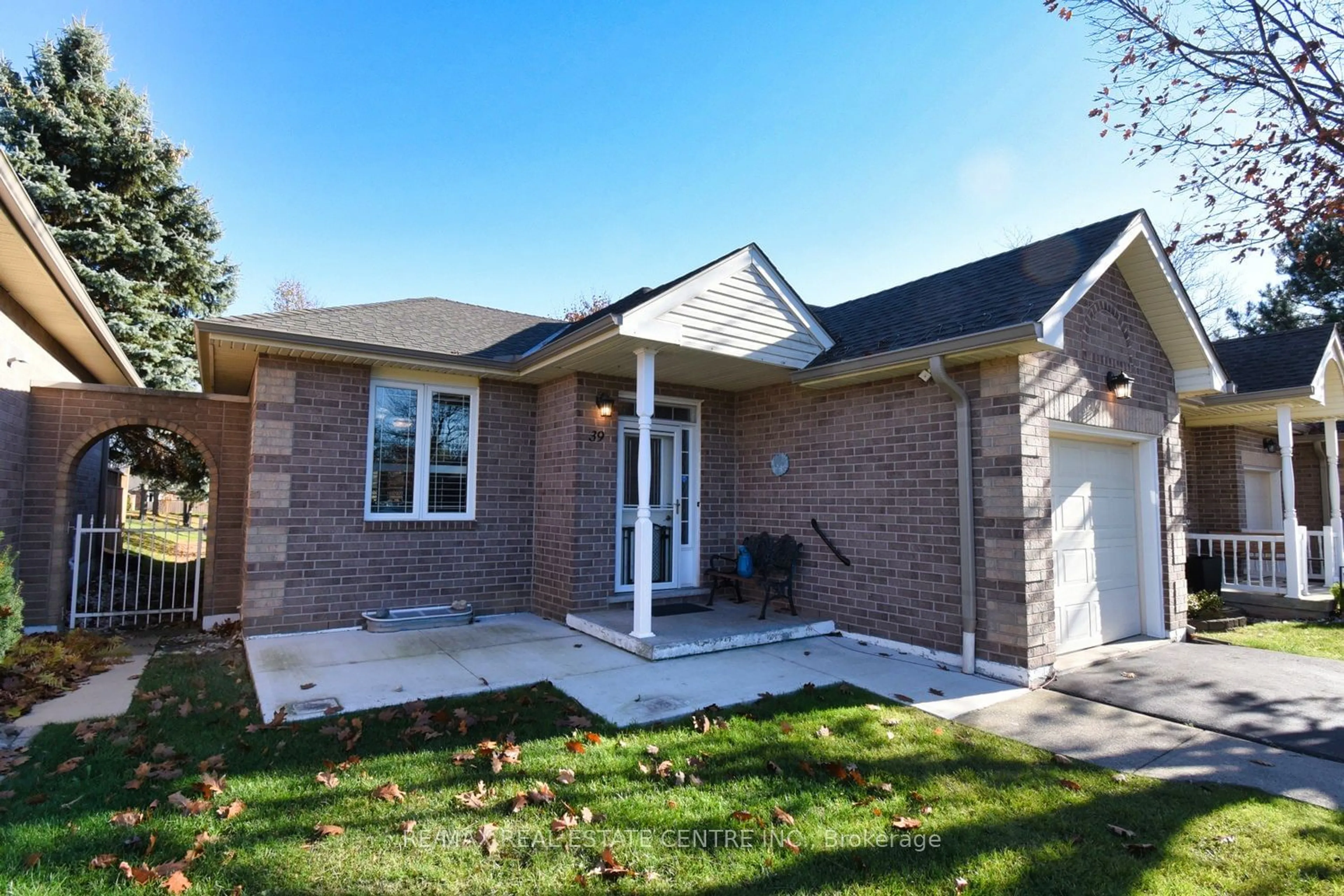 Home with brick exterior material for 39 Twenty Place Blvd, Hamilton Ontario L0R 1W0