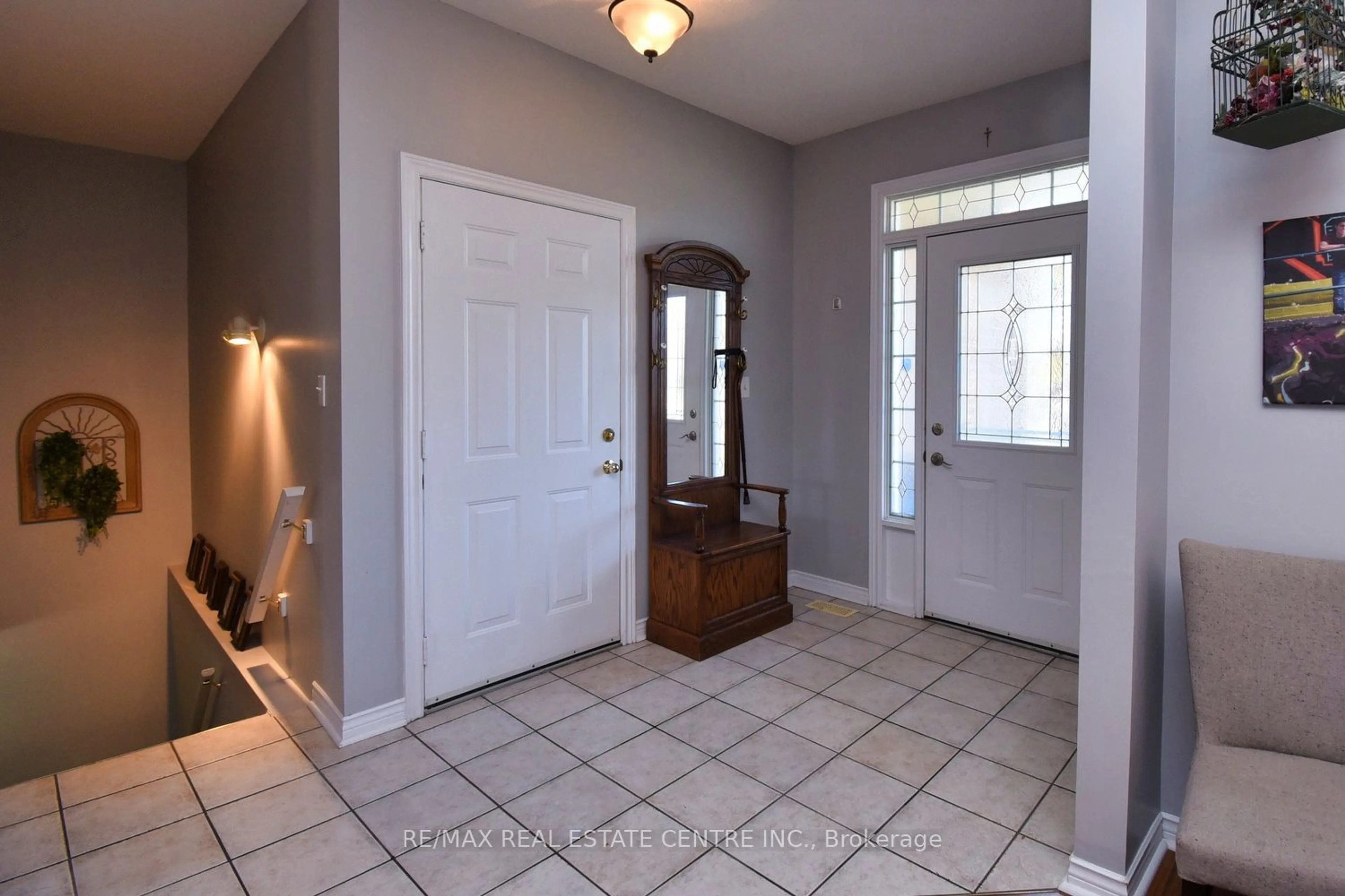 Indoor entryway, cement floor for 39 Twenty Place Blvd, Hamilton Ontario L0R 1W0