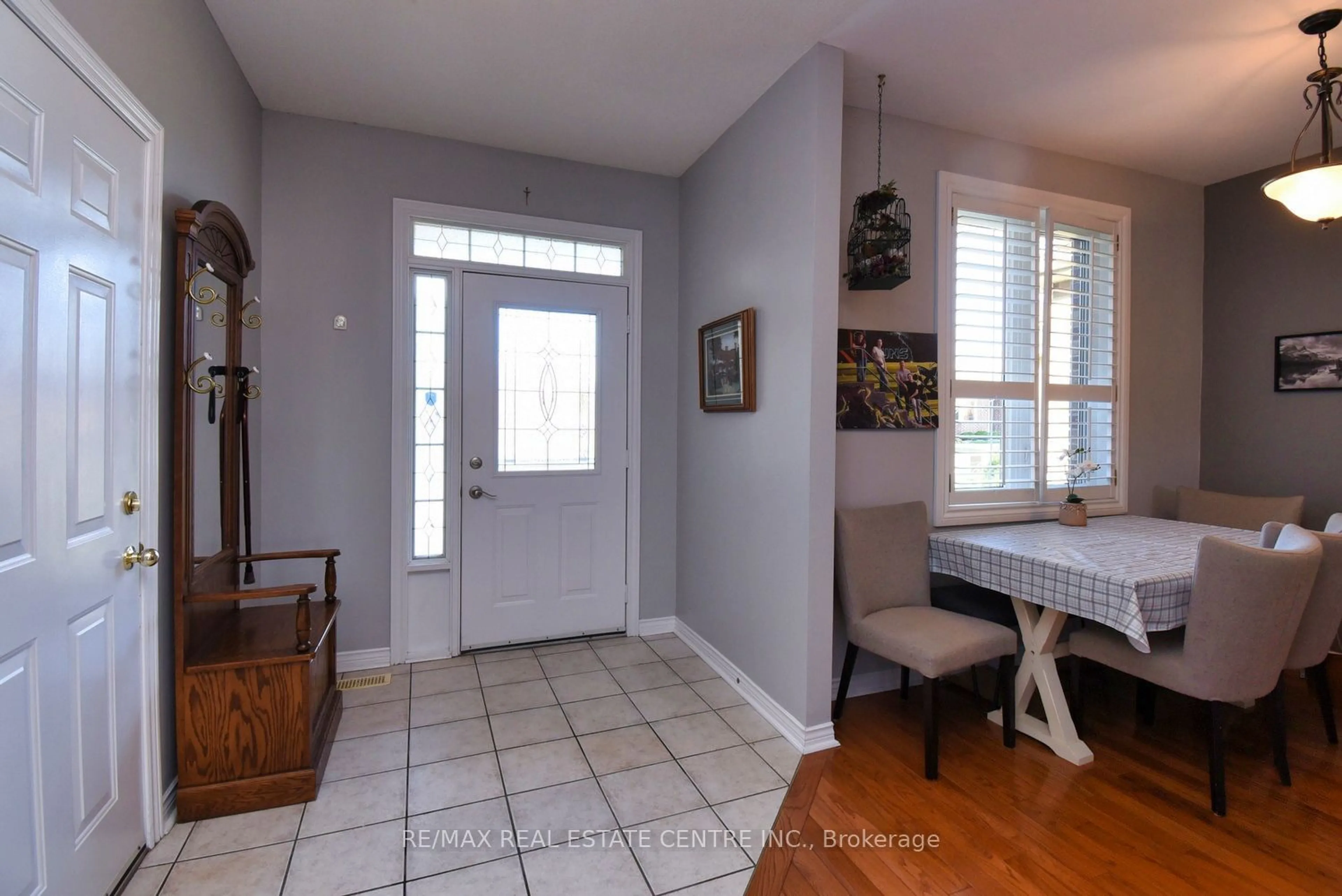 Indoor entryway, wood floors for 39 Twenty Place Blvd, Hamilton Ontario L0R 1W0