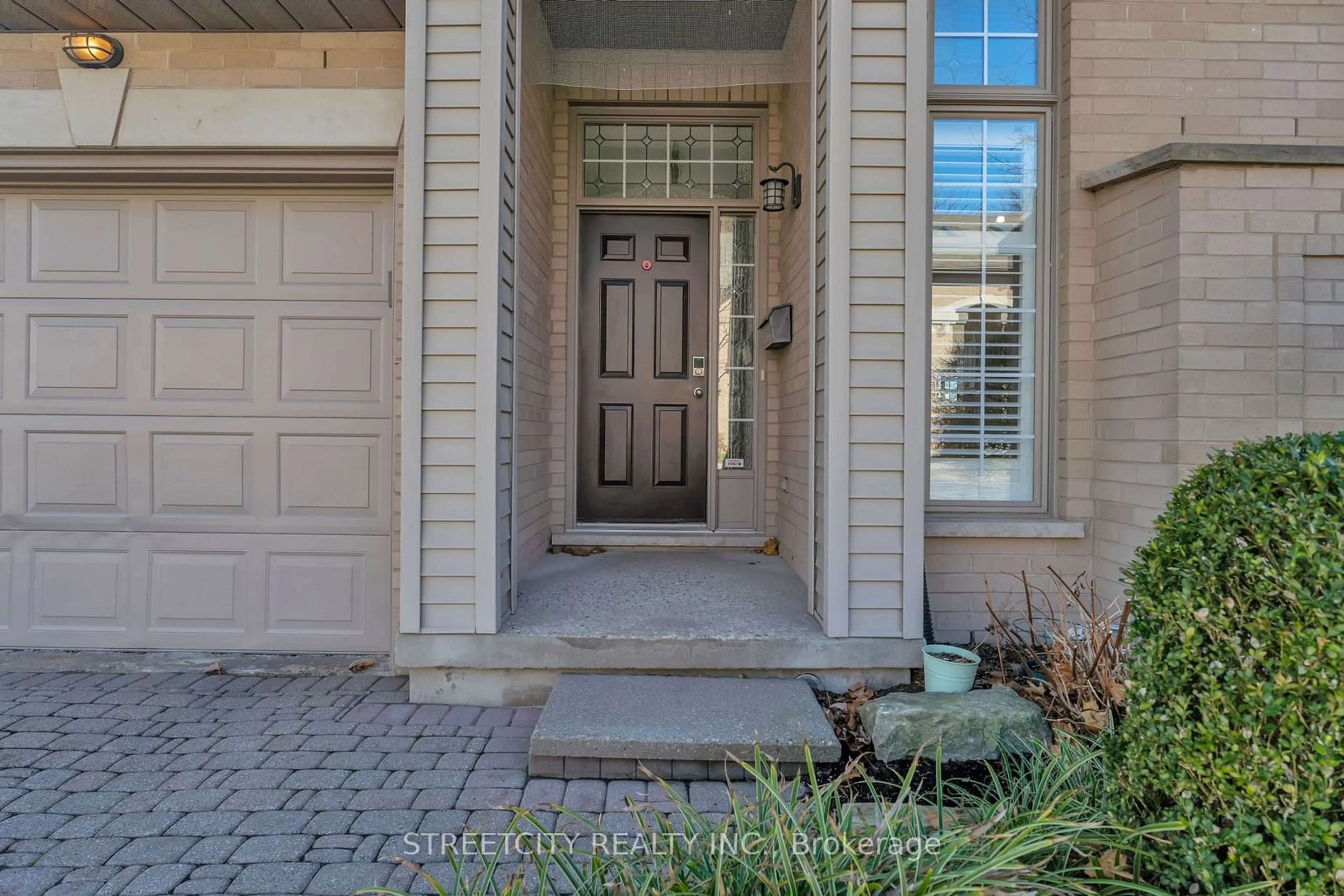 Indoor entryway, wood floors for 250 North Centre Rd #38, London Ontario N6G 5A4