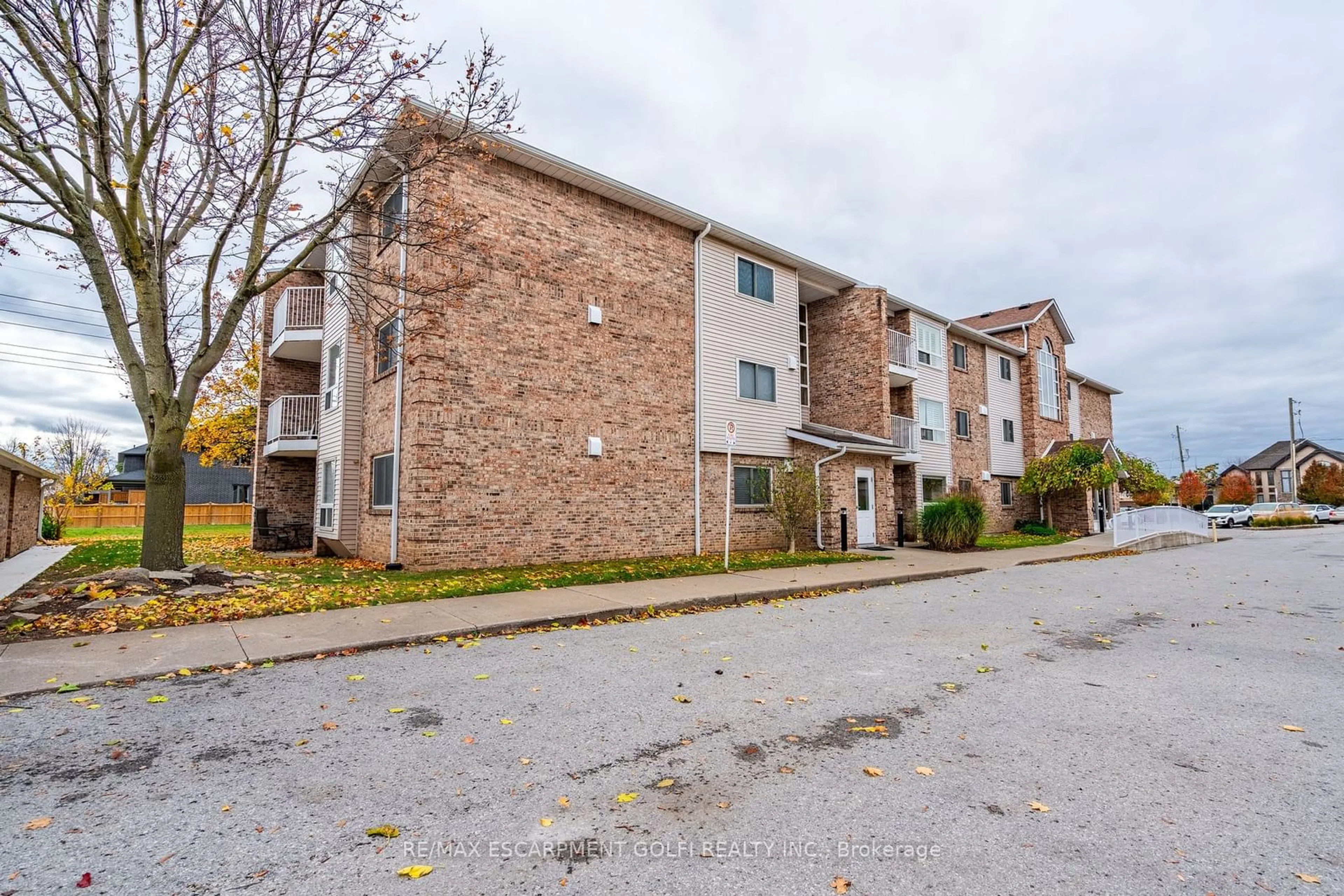 A pic from exterior of the house or condo, the street view for 1061 VANSICKLE Rd #306B, St. Catharines Ontario L2S 2X4