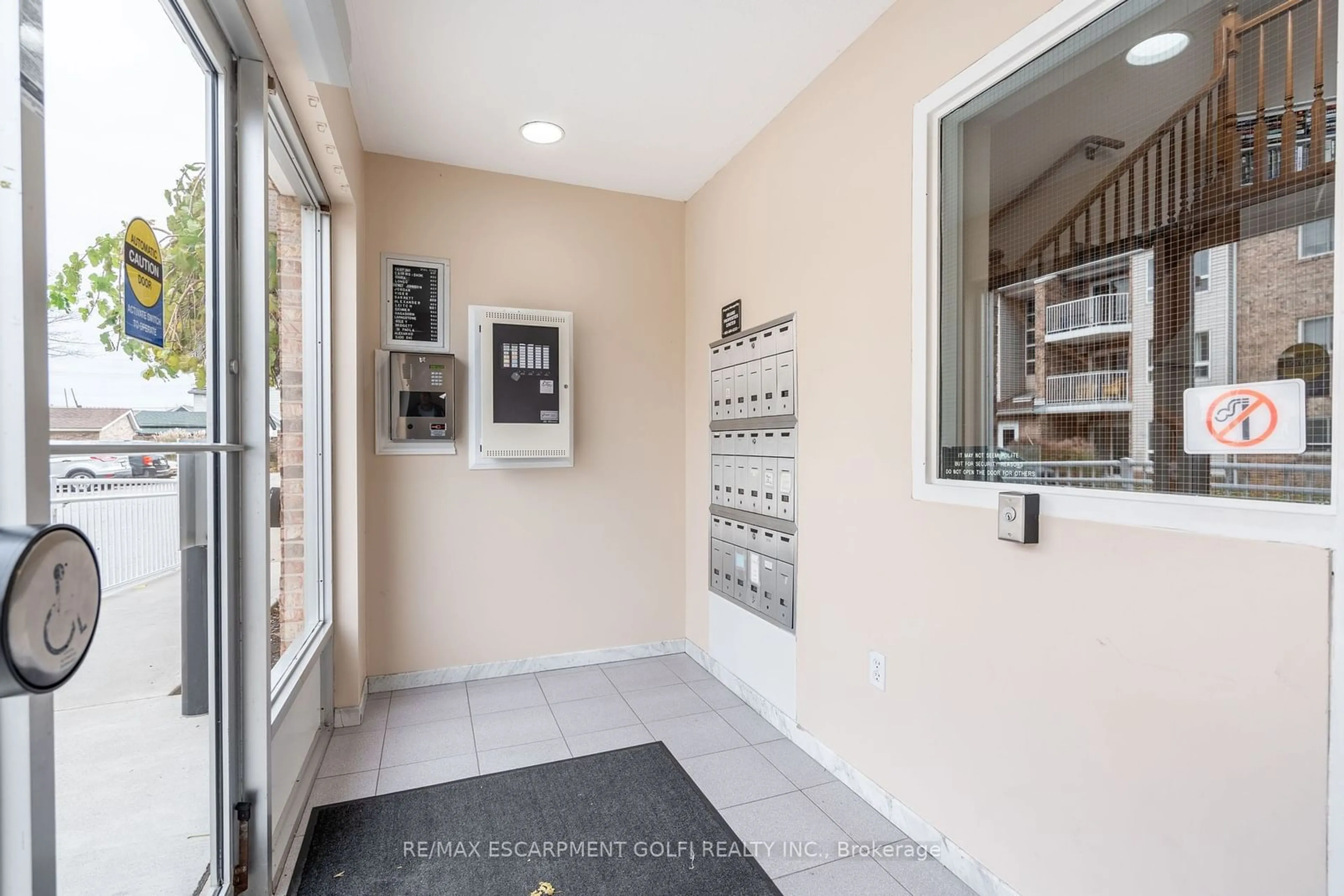 Indoor entryway, ceramic floors for 1061 VANSICKLE Rd #306B, St. Catharines Ontario L2S 2X4