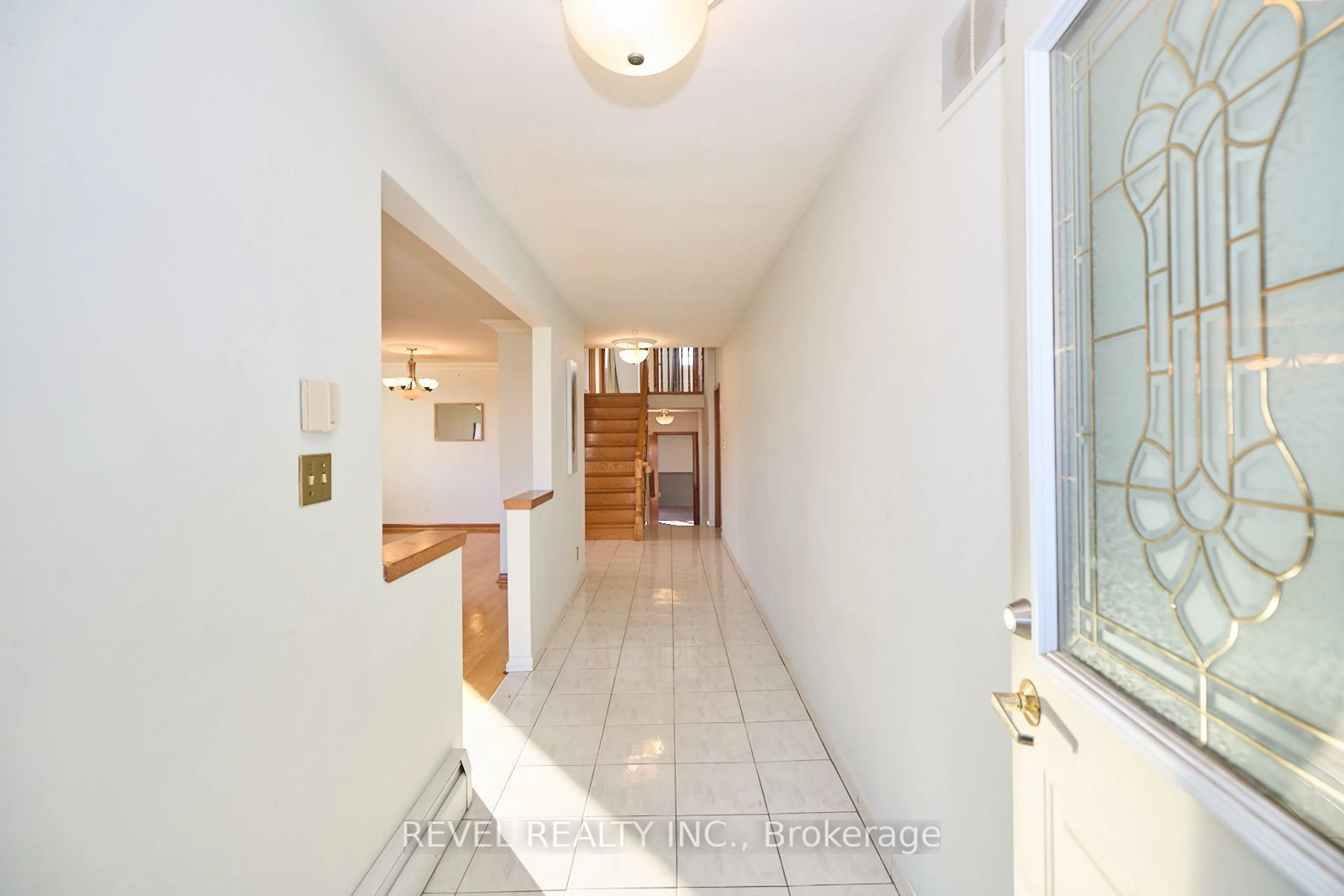 Indoor foyer, wood floors for 170 Iva St, Welland Ontario L3B 1W6