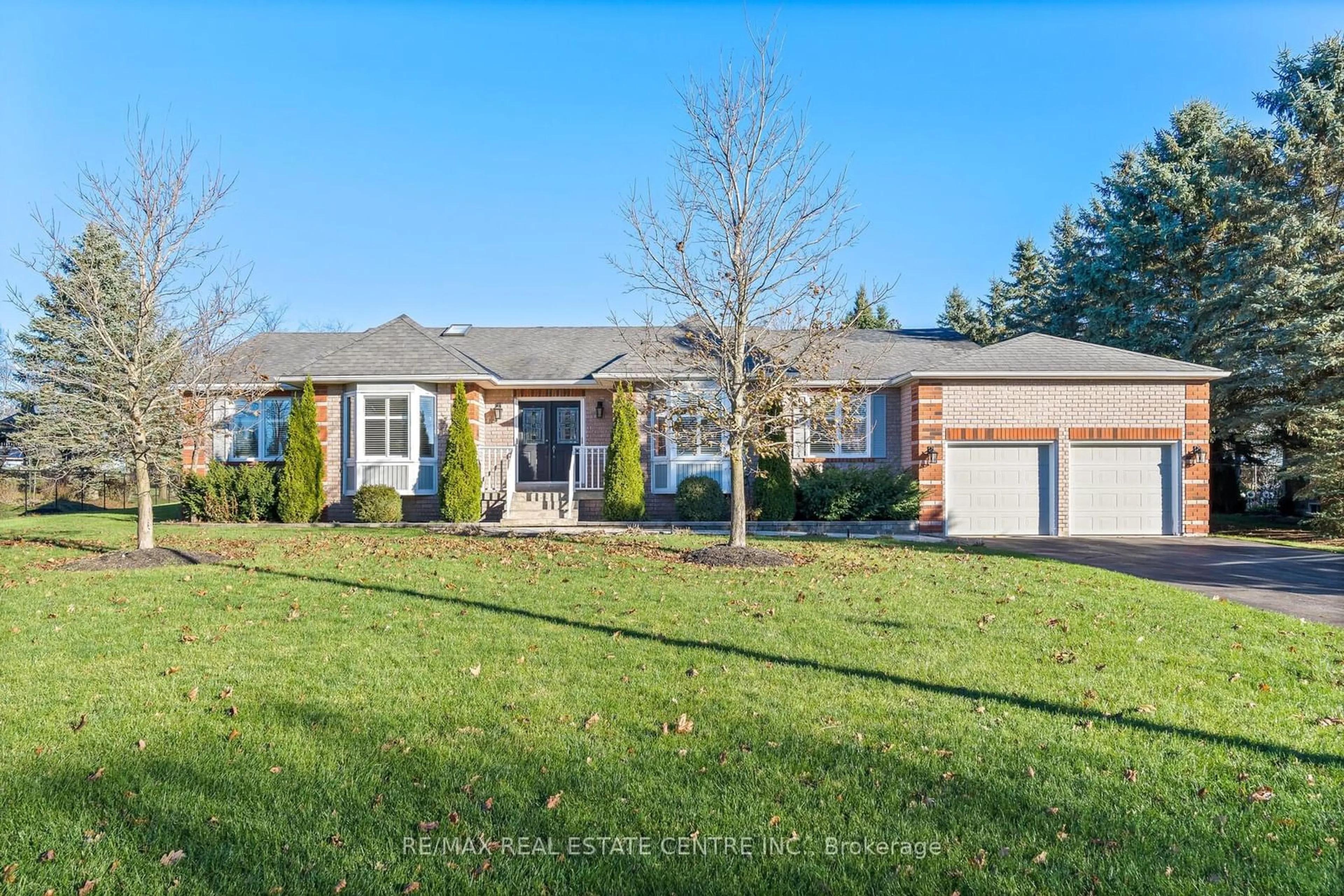 Frontside or backside of a home, the street view for 11 ASPEN Crt, Erin Ontario N0B 1T0