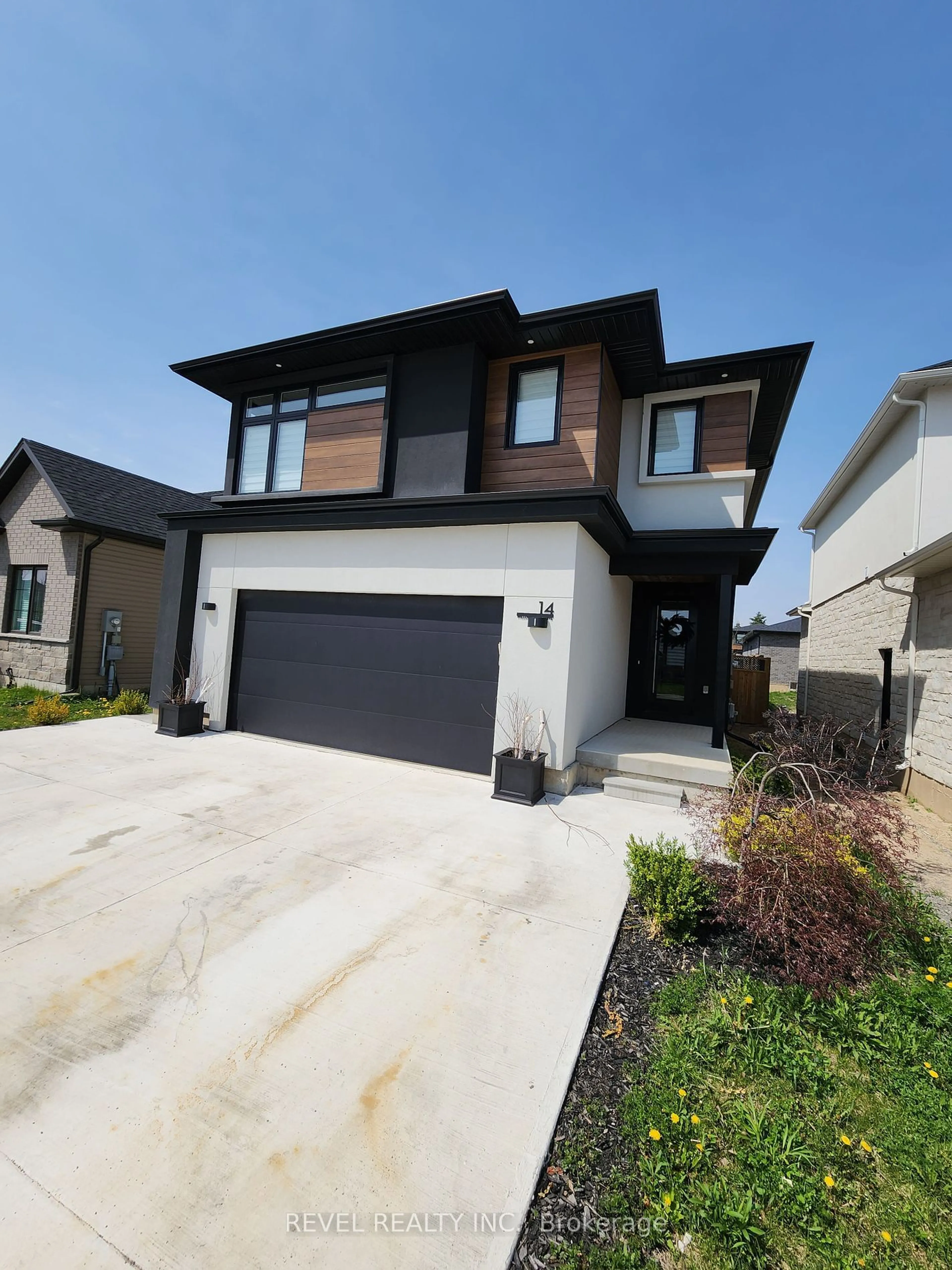 Frontside or backside of a home, the street view for 14 Willowbrook Dr, Welland Ontario L3C 0G1