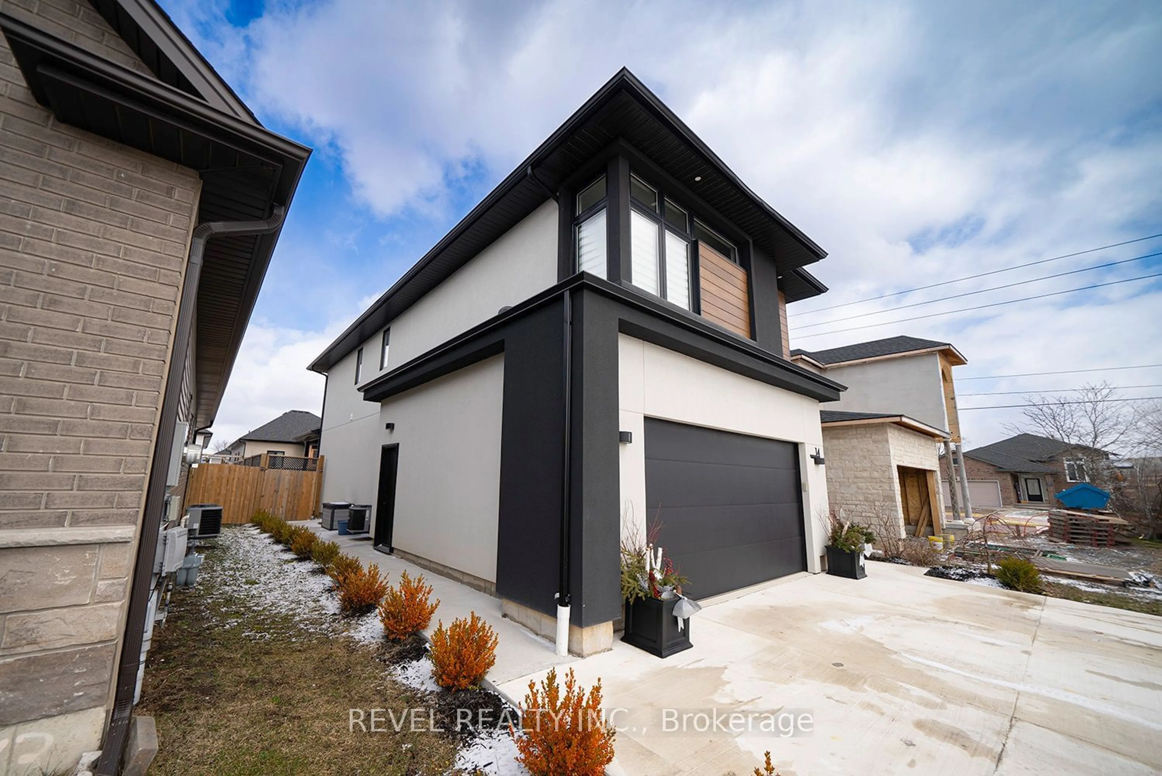 Frontside or backside of a home, the street view for 14 Willowbrook Dr, Welland Ontario L3C 0G1