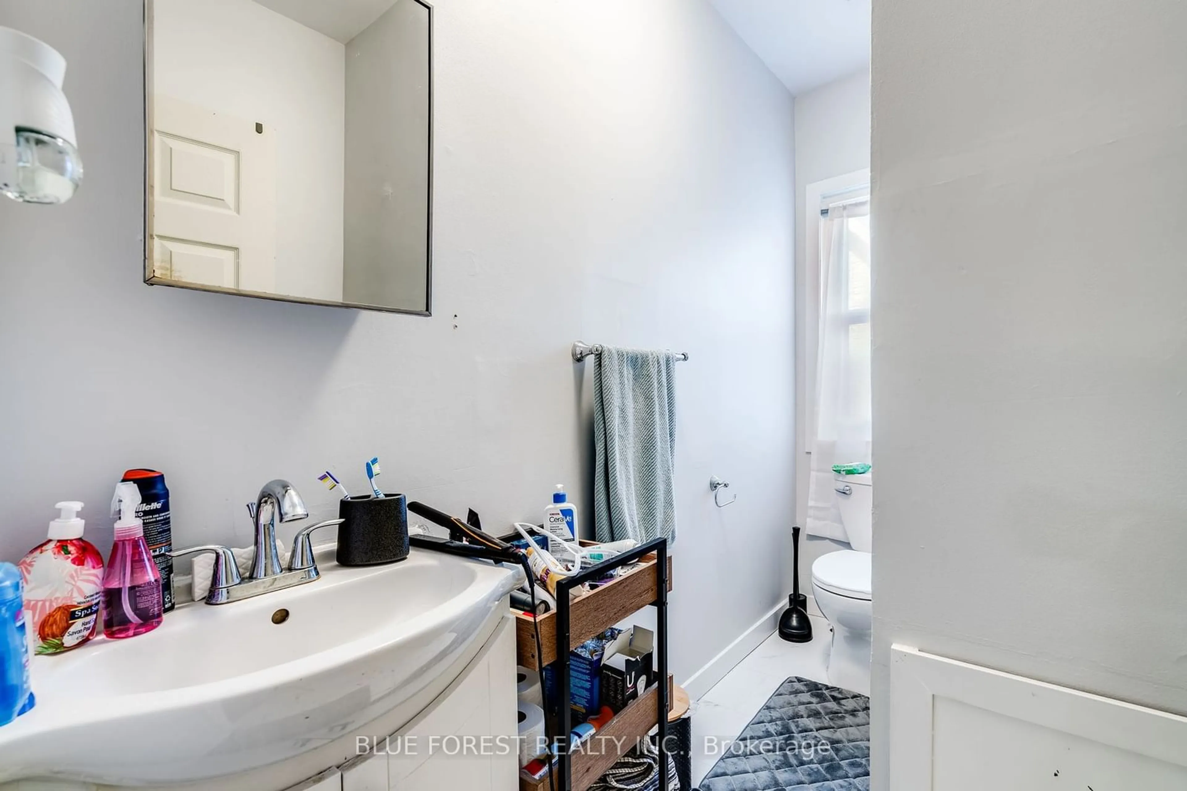 Standard bathroom, unknown for 50-52 Wellington St, Chatham-Kent Ontario N7M 3N9