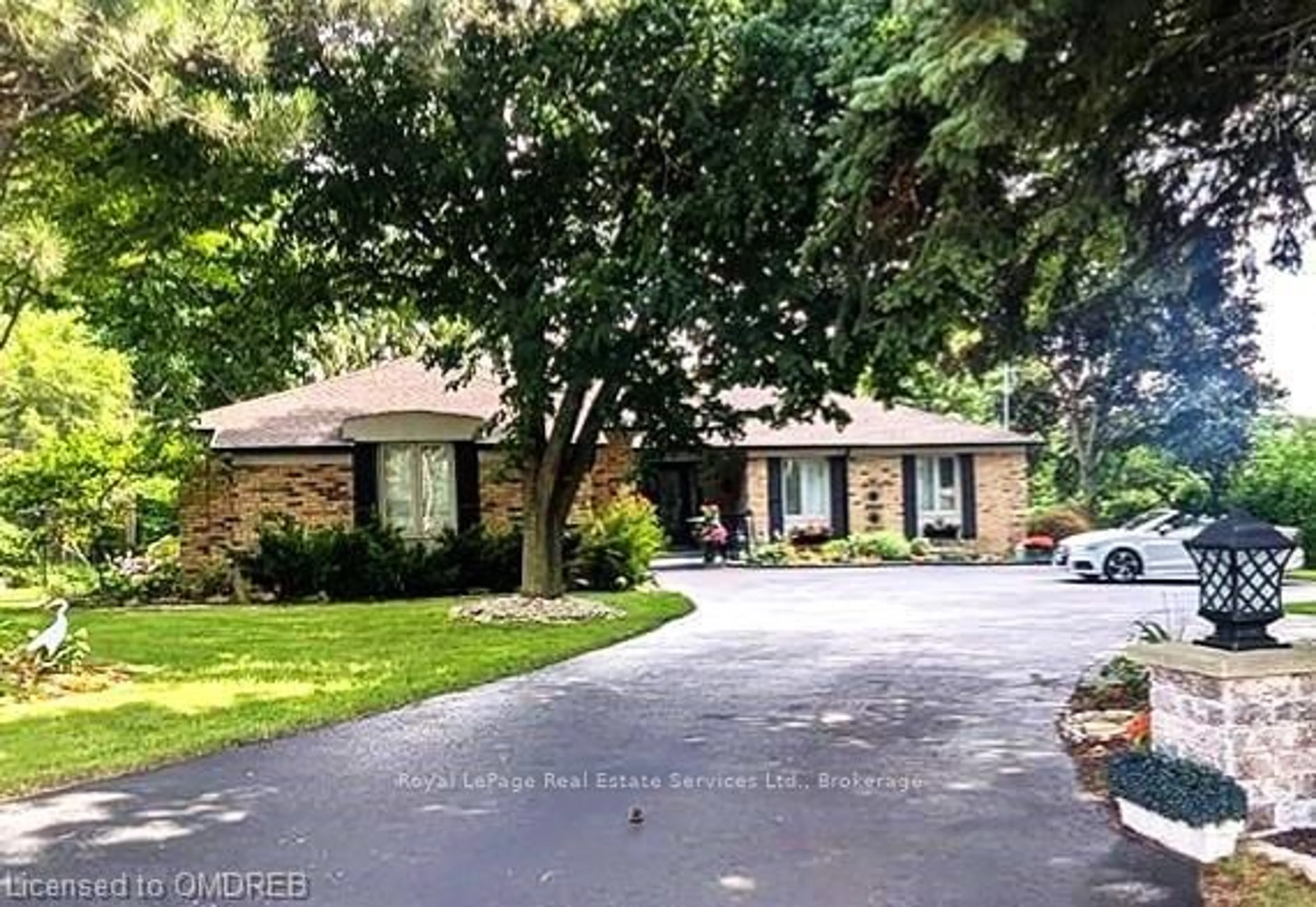 A pic from exterior of the house or condo, the street view for 184 DUNDAS St, Hamilton Ontario L8N 2Z7