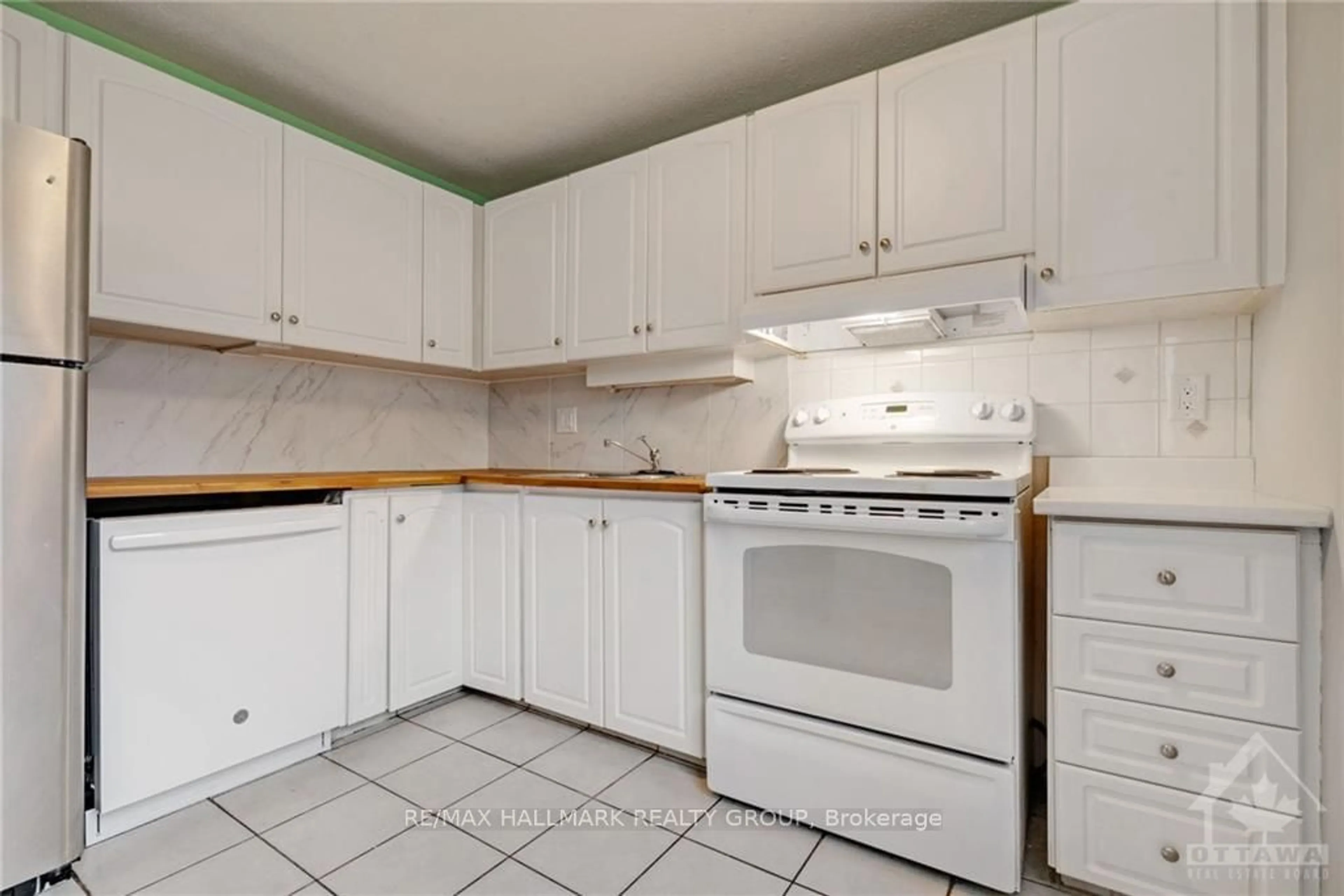 Standard kitchen, wood floors, cottage for 12F LARKSHIRE Lane, Barrhaven Ontario K2J 1Y6