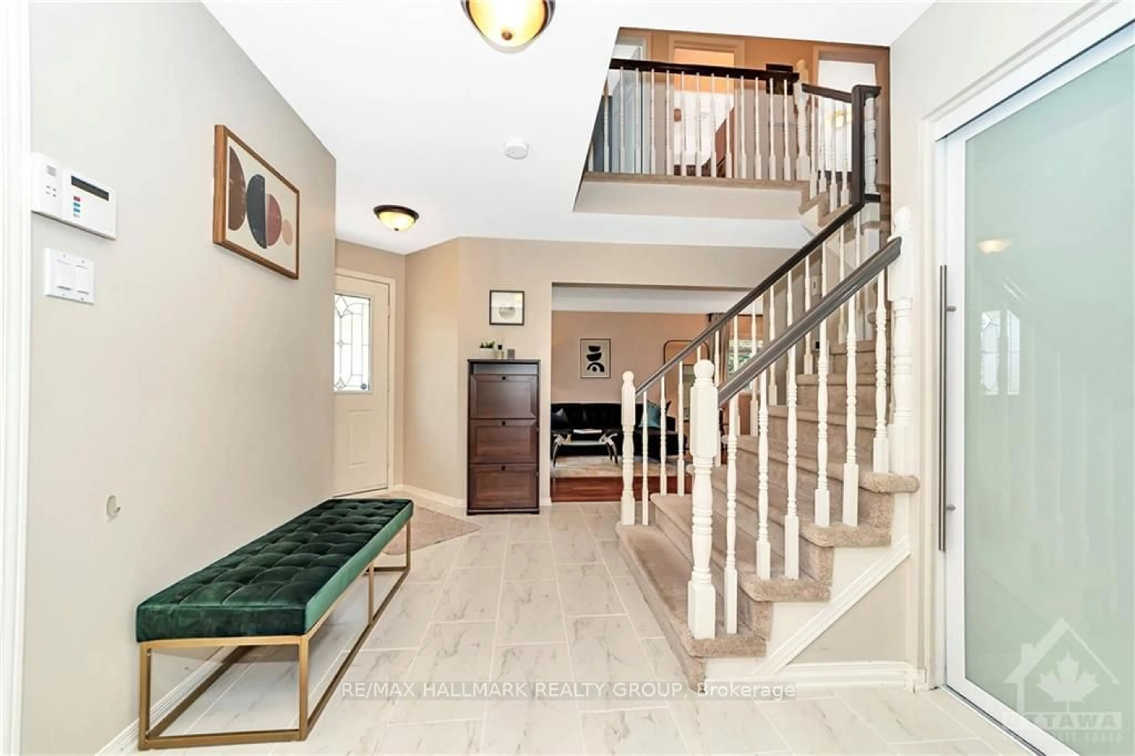 Indoor foyer, wood floors for 27 STEGGALL Cres, Stittsville - Munster - Richmond Ontario K2S 1S4