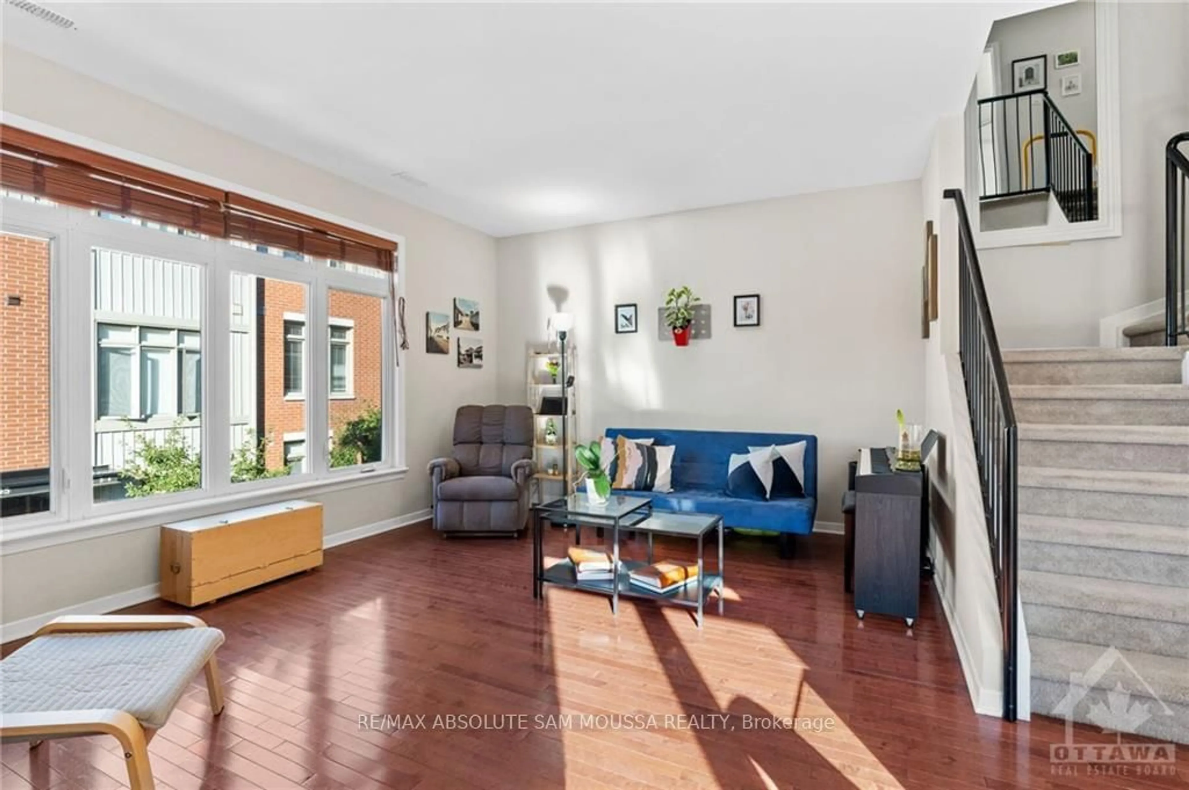 Living room, wood floors for 797 MONTREAL Rd #23, Manor Park - Cardinal Glen and Area Ontario K1K 0S9