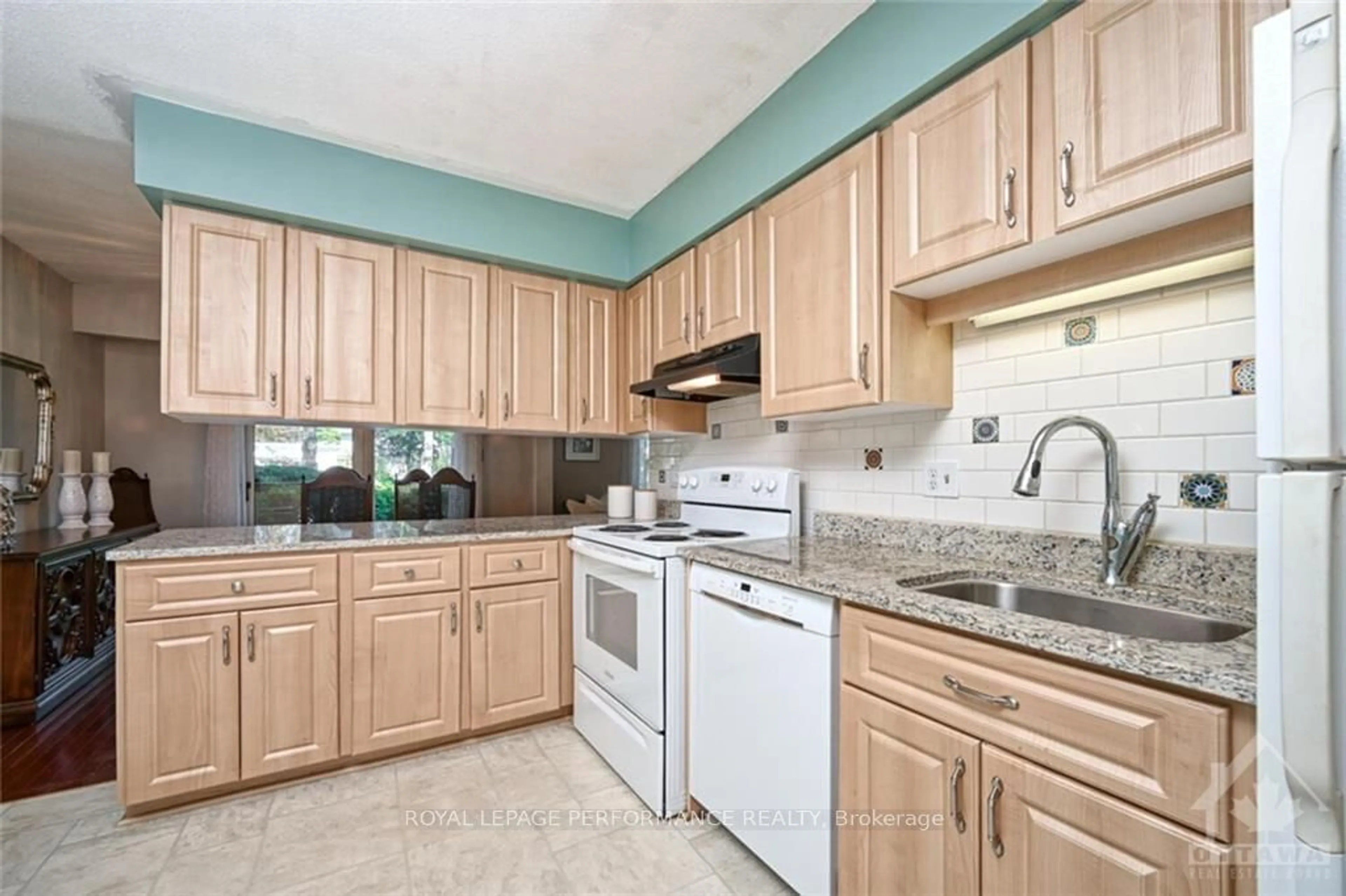 Standard kitchen, wood floors, cottage for 68 RAMSGATE, Billings Bridge - Riverside Park and Area Ontario K1V 8M4