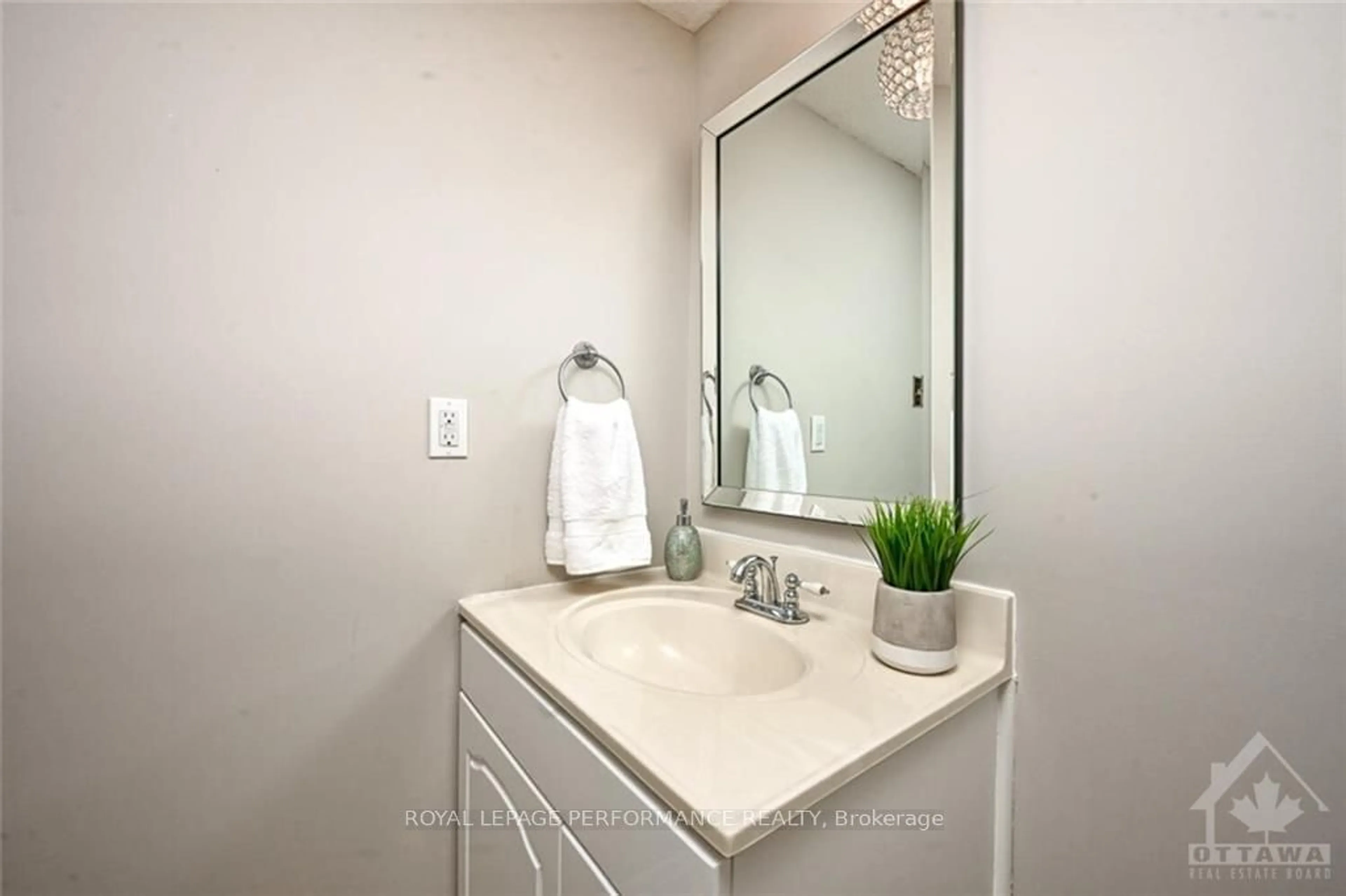 Bathroom, ceramic floors for 68 RAMSGATE, Billings Bridge - Riverside Park and Area Ontario K1V 8M4