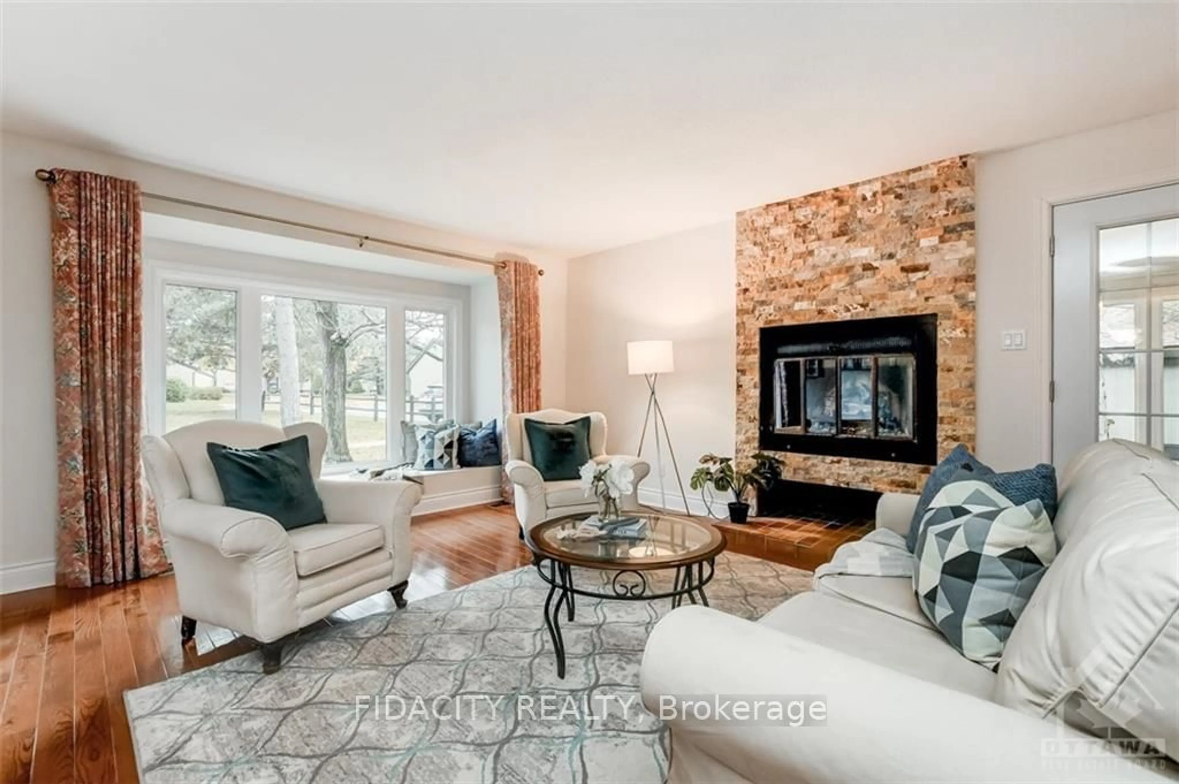 Living room, wood floors for 2 KITTANSETT Crt, Stittsville - Munster - Richmond Ontario K2S 1B9