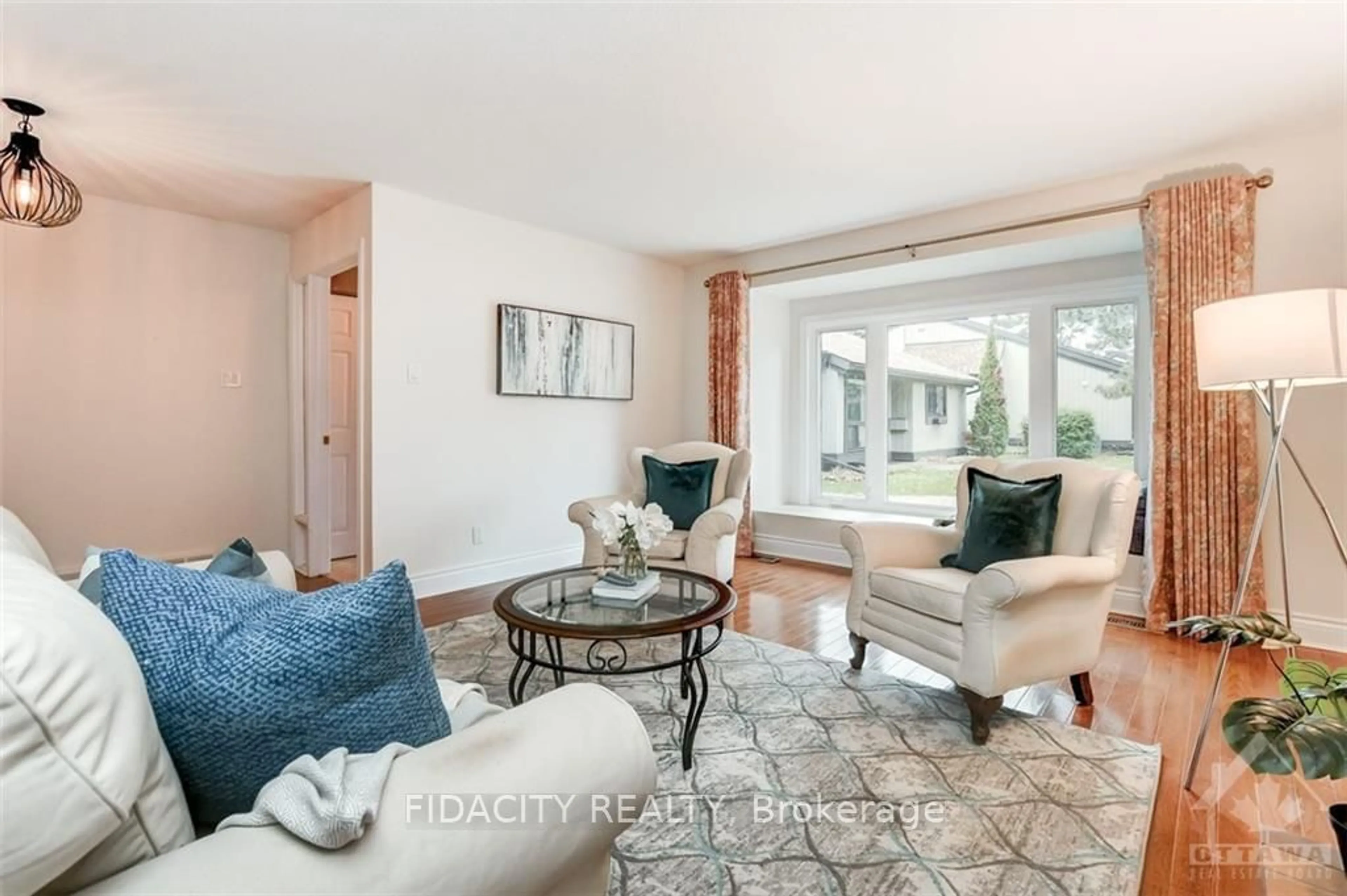 Living room, wood floors for 2 KITTANSETT Crt, Stittsville - Munster - Richmond Ontario K2S 1B9