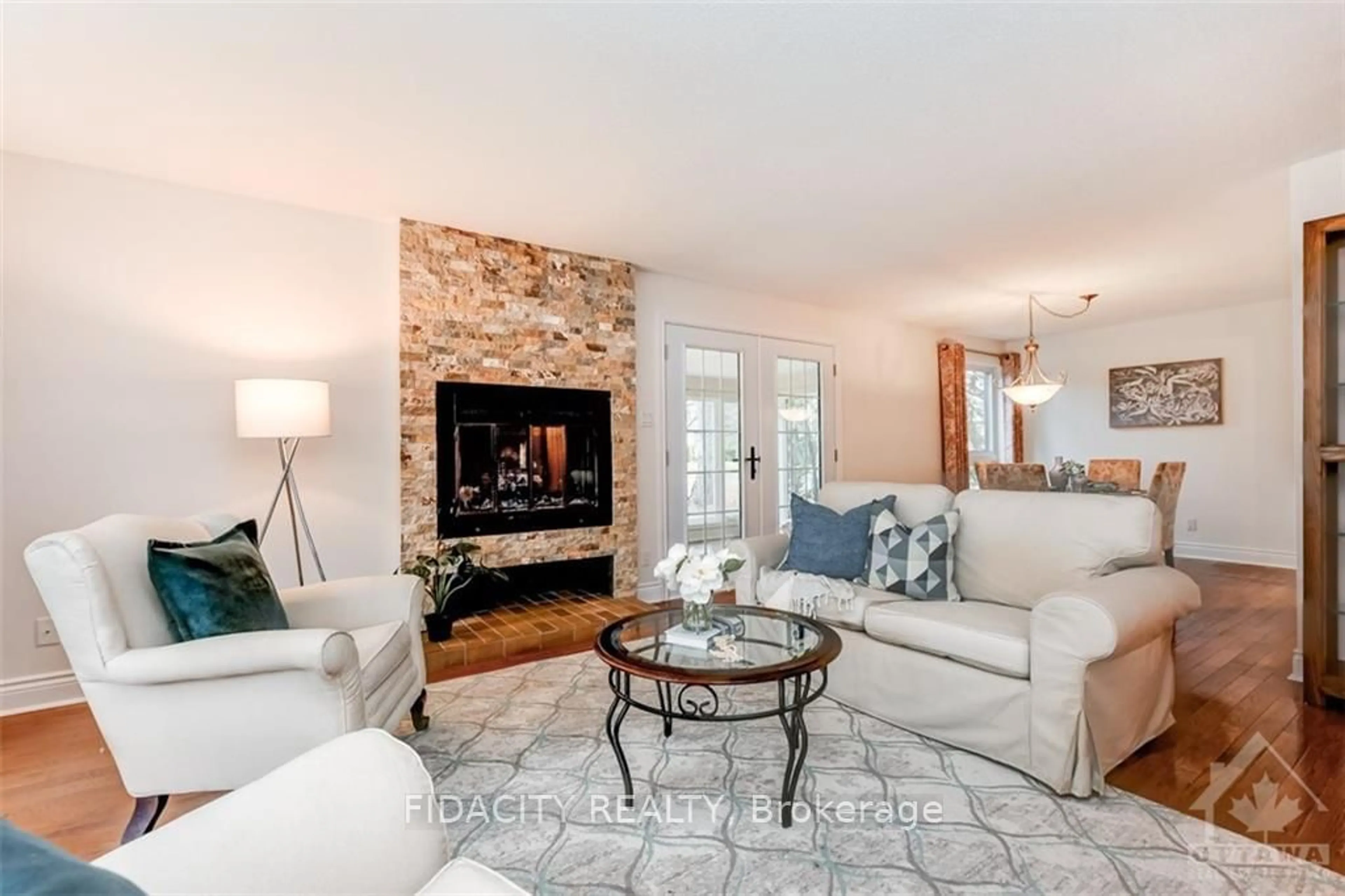 Living room, wood floors for 2 KITTANSETT Crt, Stittsville - Munster - Richmond Ontario K2S 1B9