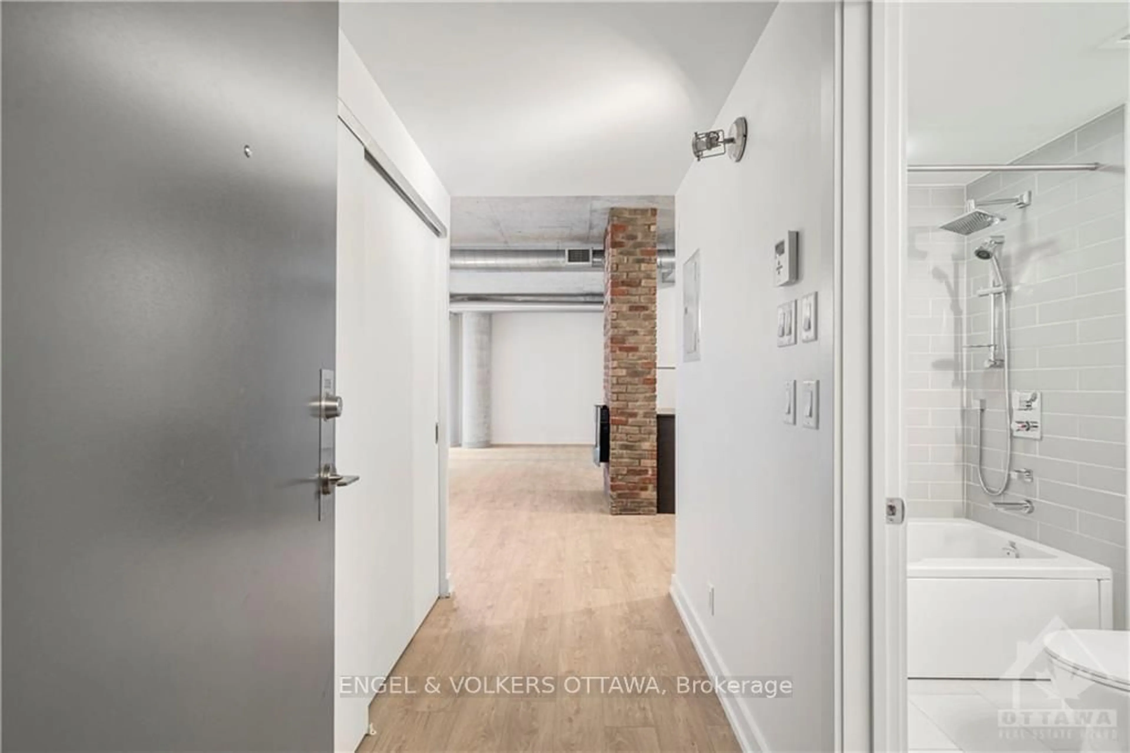 Indoor foyer, wood floors for 354 GLADSTONE Ave #205, Ottawa Centre Ontario K2P 0R4