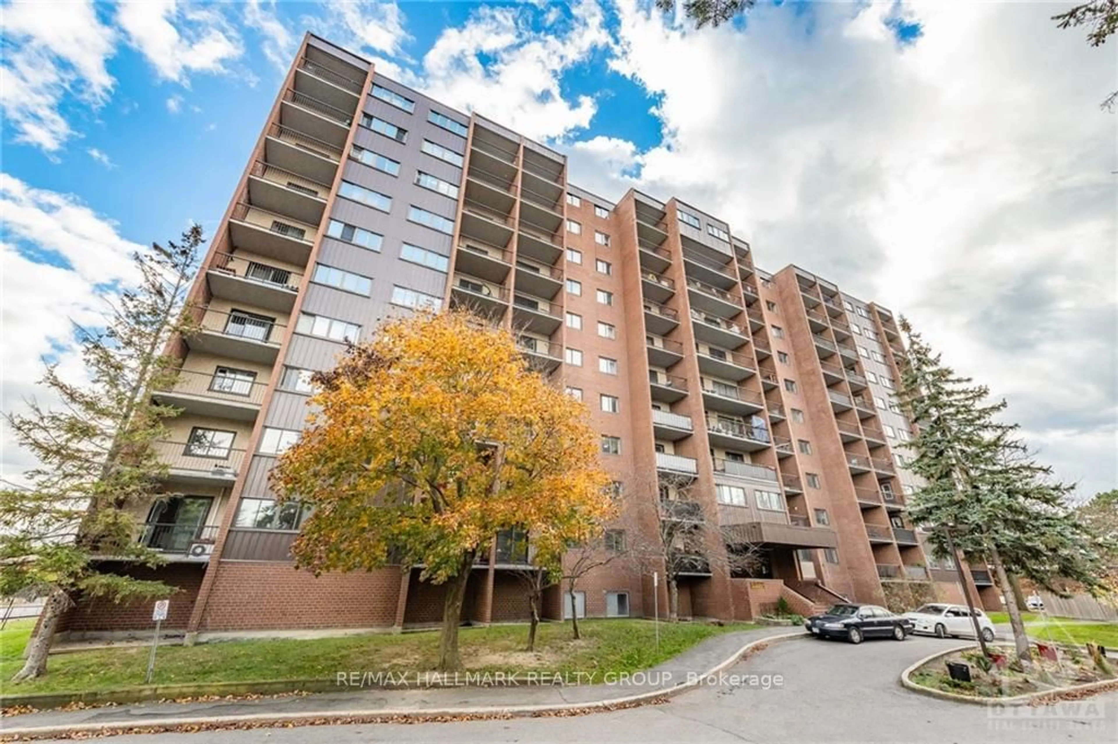 A pic from exterior of the house or condo, the front or back of building for 2650 SOUTHVALE Cres #404, Elmvale Acres and Area Ontario K1B 4S9