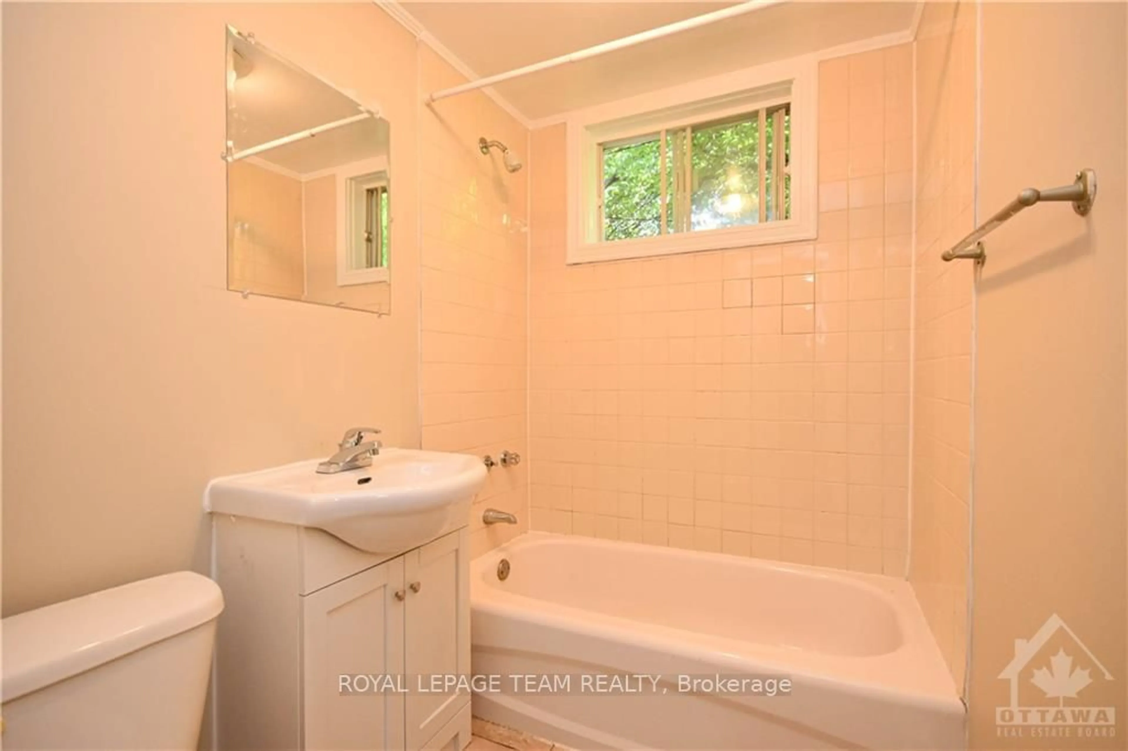 Standard bathroom for 55 GLENDALE Ave, Glebe - Ottawa East and Area Ontario K1S 1W3