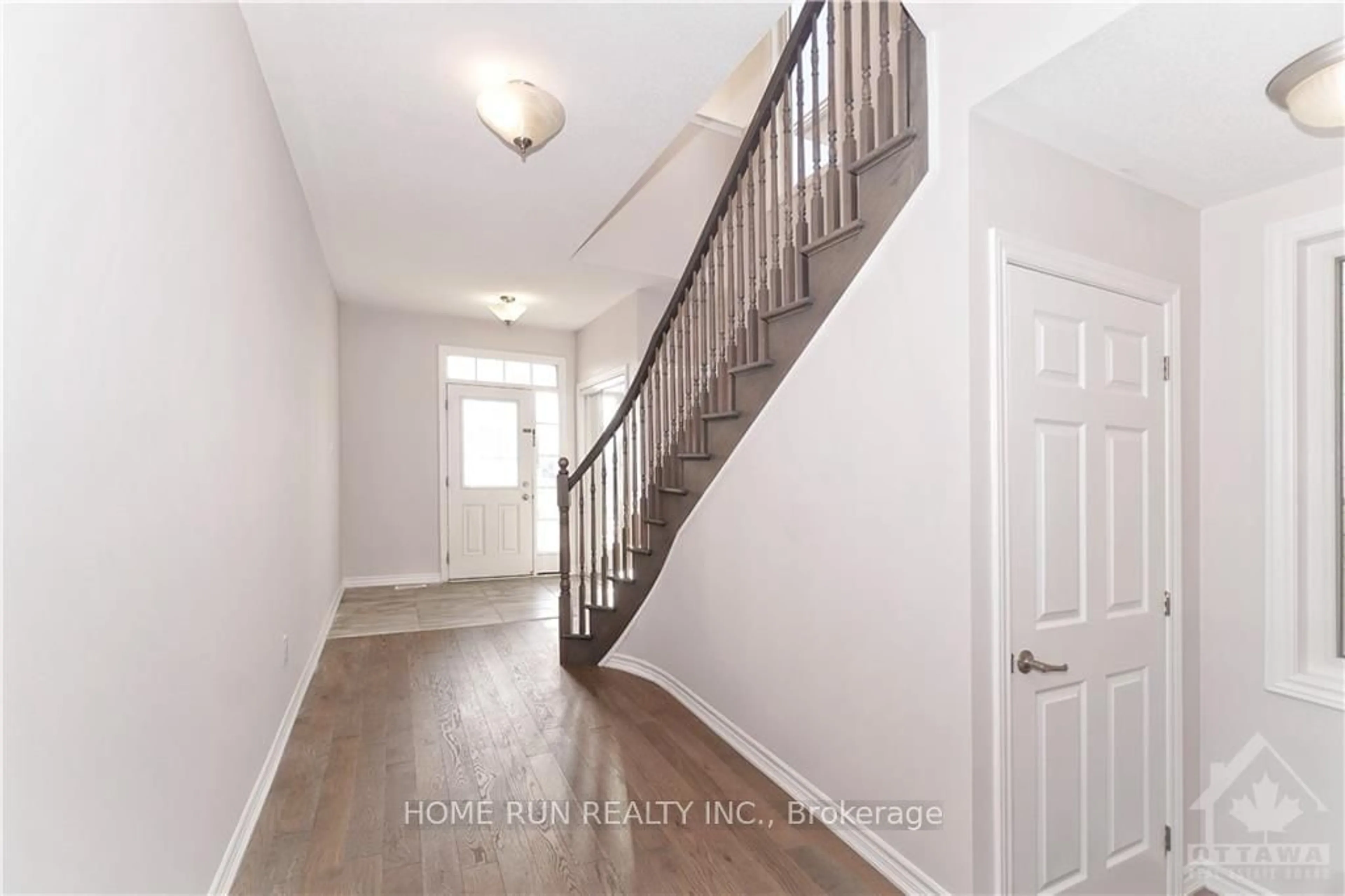 Indoor entryway, wood floors for 1111 APOLUNE St, Barrhaven Ontario K2J 6N8